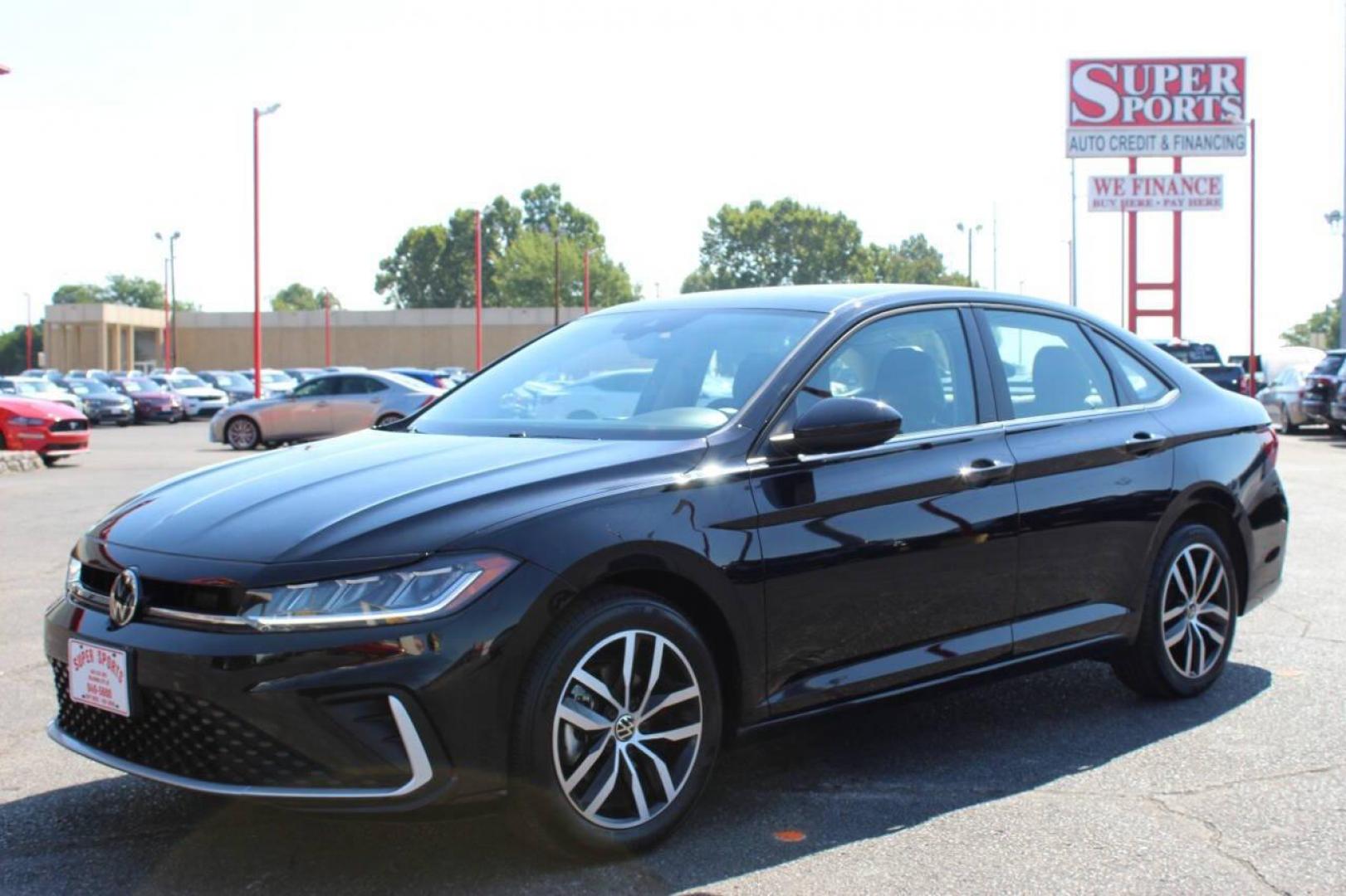 2025 Black Volkswagen Jetta SE (3VW7X7BU2SM) with an 1.5L L4 DOHC 16V engine, 8A transmission, located at 4301 NW 39th , Oklahoma City, OK, 73112, (405) 949-5600, 35.512135, -97.598671 - NO DRIVERS LICENCE -NO FULL COVERAGE INSURANCE - NO CREDIT CHECK. COME ON OVER TO SUPERSPORTS, TAKE A LOOK AND TEST DRIVE. PLEASE GIVE US A CALL AT (405) 949-5600. NO LICENCIA DE CONDUCIR - NO SEGURO DE COBERTURA TOTAL - NO VERIFICACION DE CREDITO. VISITENOS EN SUPERSPORTS, MIRE NUESTRO - Photo#5