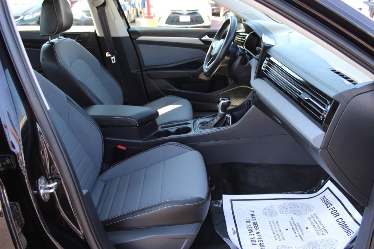 2025 Black Volkswagen Jetta SE (3VW7X7BU2SM) with an 1.5L L4 DOHC 16V engine, 8A transmission, located at 4301 NW 39th , Oklahoma City, OK, 73112, (405) 949-5600, 35.512135, -97.598671 - NO DRIVERS LICENCE -NO FULL COVERAGE INSURANCE - NO CREDIT CHECK. COME ON OVER TO SUPERSPORTS, TAKE A LOOK AND TEST DRIVE. PLEASE GIVE US A CALL AT (405) 949-5600. NO LICENCIA DE CONDUCIR - NO SEGURO DE COBERTURA TOTAL - NO VERIFICACION DE CREDITO. VISITENOS EN SUPERSPORTS, MIRE NUESTRO - Photo#8