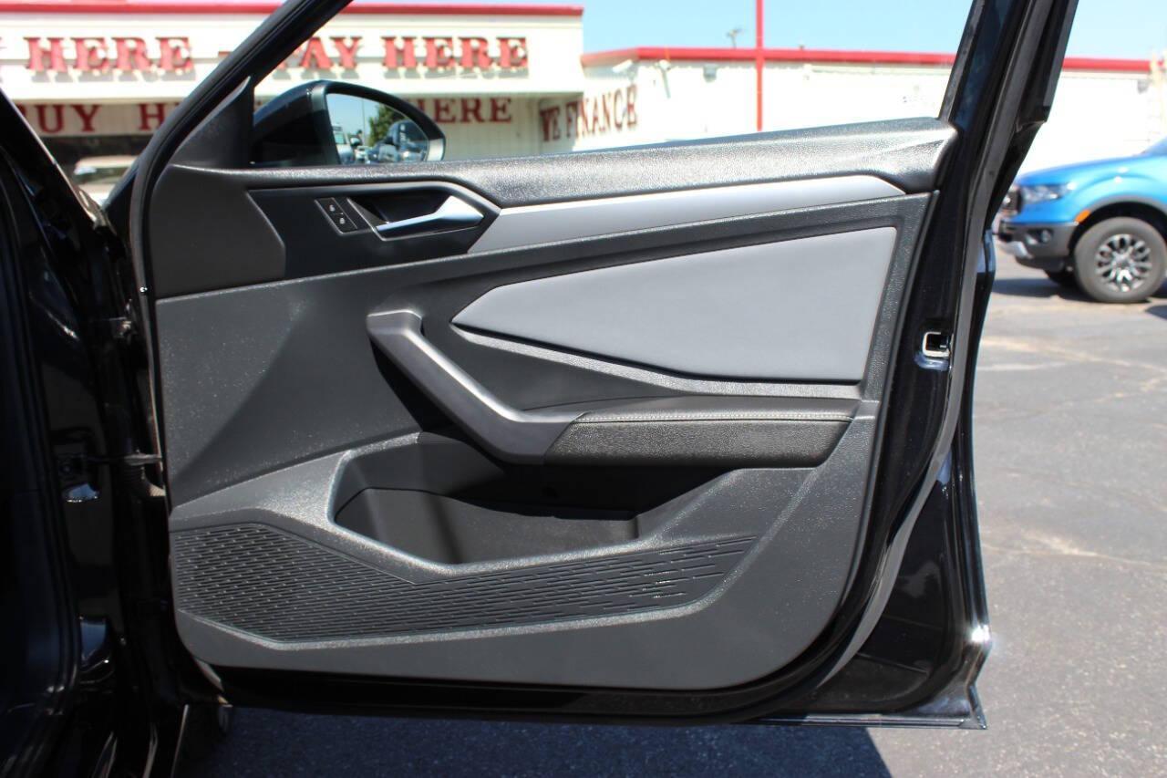 2025 Black Volkswagen Jetta SE (3VW7X7BU2SM) with an 1.5L L4 DOHC 16V engine, 8A transmission, located at 4301 NW 39th , Oklahoma City, OK, 73112, (405) 949-5600, 35.512135, -97.598671 - NO DRIVERS LICENCE -NO FULL COVERAGE INSURANCE - NO CREDIT CHECK. COME ON OVER TO SUPERSPORTS, TAKE A LOOK AND TEST DRIVE. PLEASE GIVE US A CALL AT (405) 949-5600. NO LICENCIA DE CONDUCIR - NO SEGURO DE COBERTURA TOTAL - NO VERIFICACION DE CREDITO. VISITENOS EN SUPERSPORTS, MIRE NUESTRO - Photo#9