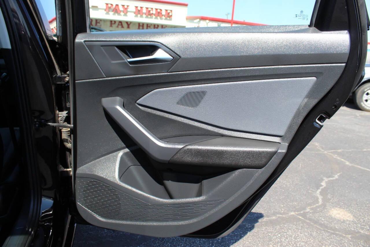 2025 Black Volkswagen Jetta SE (3VW7X7BU2SM) with an 1.5L L4 DOHC 16V engine, 8A transmission, located at 4301 NW 39th , Oklahoma City, OK, 73112, (405) 949-5600, 35.512135, -97.598671 - NO DRIVERS LICENCE -NO FULL COVERAGE INSURANCE - NO CREDIT CHECK. COME ON OVER TO SUPERSPORTS, TAKE A LOOK AND TEST DRIVE. PLEASE GIVE US A CALL AT (405) 949-5600. NO LICENCIA DE CONDUCIR - NO SEGURO DE COBERTURA TOTAL - NO VERIFICACION DE CREDITO. VISITENOS EN SUPERSPORTS, MIRE NUESTRO - Photo#11