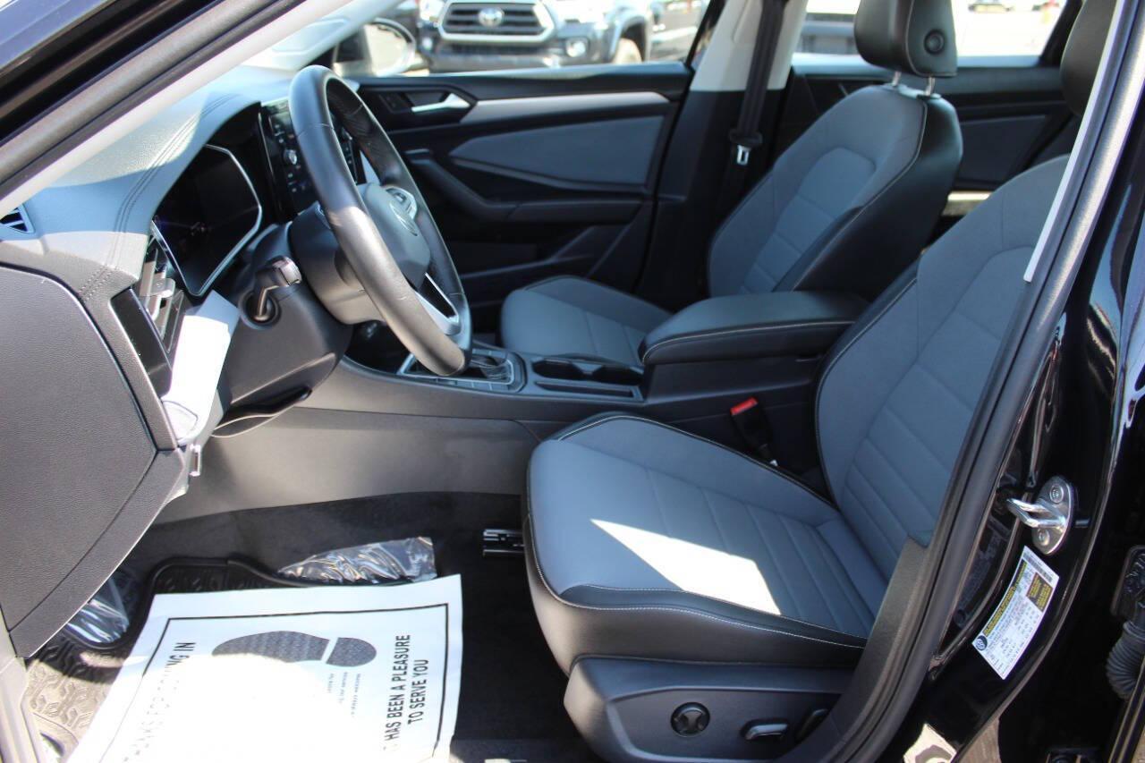 2025 Black Volkswagen Jetta SE (3VW7X7BU2SM) with an 1.5L L4 DOHC 16V engine, 8A transmission, located at 4301 NW 39th , Oklahoma City, OK, 73112, (405) 949-5600, 35.512135, -97.598671 - NO DRIVERS LICENCE -NO FULL COVERAGE INSURANCE - NO CREDIT CHECK. COME ON OVER TO SUPERSPORTS, TAKE A LOOK AND TEST DRIVE. PLEASE GIVE US A CALL AT (405) 949-5600. NO LICENCIA DE CONDUCIR - NO SEGURO DE COBERTURA TOTAL - NO VERIFICACION DE CREDITO. VISITENOS EN SUPERSPORTS, MIRE NUESTRO - Photo#15