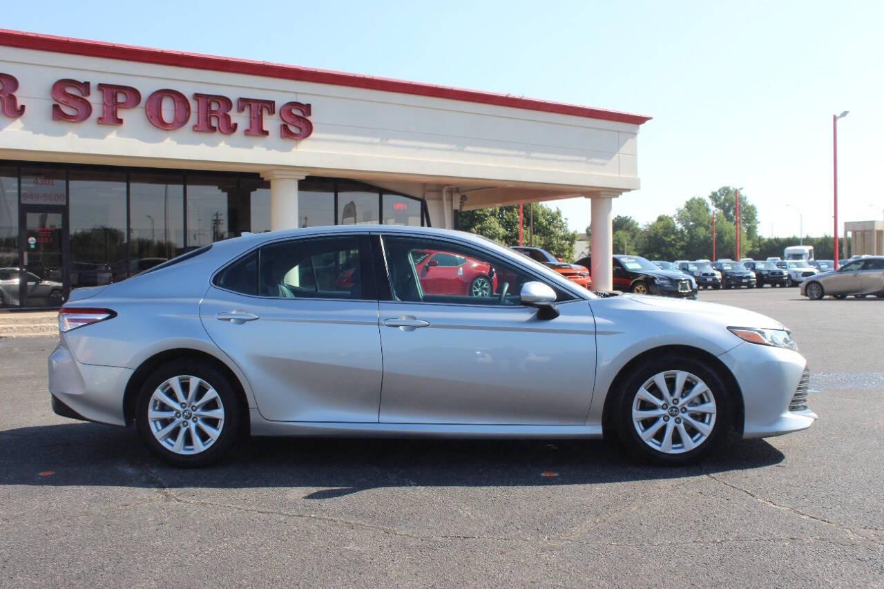 2019 Silver Toyota Camry LE (4T1B11HK9KU) with an 2.5L L4 DOHC 16V engine, 8A transmission, located at 4301 NW 39th , Oklahoma City, OK, 73112, (405) 949-5600, 35.512135, -97.598671 - NO DRIVERS LICENCE -NO FULL COVERAGE INSURANCE - NO CREDIT CHECK. COME ON OVER TO SUPERSPORTS, TAKE A LOOK AND TEST DRIVE. PLEASE GIVE US A CALL AT (405) 949-5600. NO LICENCIA DE CONDUCIR - NO SEGURO DE COBERTURA TOTAL - NO VERIFICACION DE CREDITO. VISITENOS EN SUPERSPORTS, MIRE NUESTRO - Photo#2