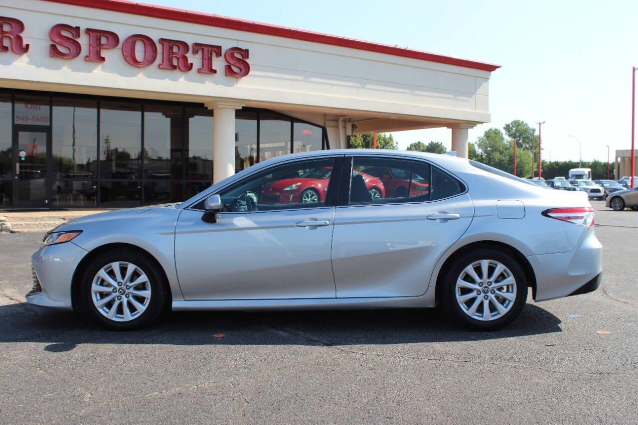 2019 Silver Toyota Camry LE (4T1B11HK9KU) with an 2.5L L4 DOHC 16V engine, 8A transmission, located at 4301 NW 39th , Oklahoma City, OK, 73112, (405) 949-5600, 35.512135, -97.598671 - NO DRIVERS LICENCE -NO FULL COVERAGE INSURANCE - NO CREDIT CHECK. COME ON OVER TO SUPERSPORTS, TAKE A LOOK AND TEST DRIVE. PLEASE GIVE US A CALL AT (405) 949-5600. NO LICENCIA DE CONDUCIR - NO SEGURO DE COBERTURA TOTAL - NO VERIFICACION DE CREDITO. VISITENOS EN SUPERSPORTS, MIRE NUESTRO - Photo#5