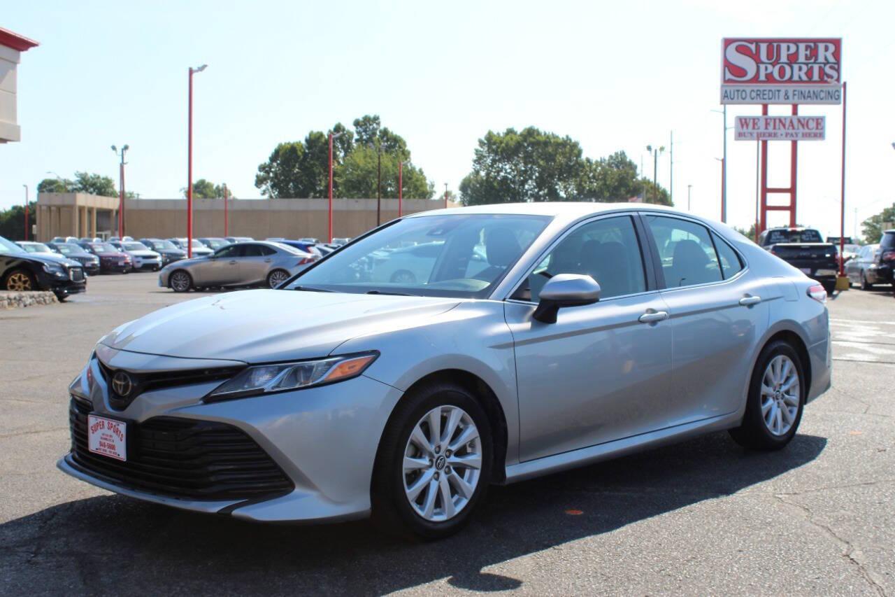 2019 Silver Toyota Camry LE (4T1B11HK9KU) with an 2.5L L4 DOHC 16V engine, 8A transmission, located at 4301 NW 39th , Oklahoma City, OK, 73112, (405) 949-5600, 35.512135, -97.598671 - NO DRIVERS LICENCE -NO FULL COVERAGE INSURANCE - NO CREDIT CHECK. COME ON OVER TO SUPERSPORTS, TAKE A LOOK AND TEST DRIVE. PLEASE GIVE US A CALL AT (405) 949-5600. NO LICENCIA DE CONDUCIR - NO SEGURO DE COBERTURA TOTAL - NO VERIFICACION DE CREDITO. VISITENOS EN SUPERSPORTS, MIRE NUESTRO - Photo#6