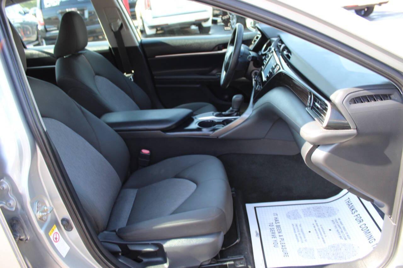 2019 Silver Toyota Camry LE (4T1B11HK9KU) with an 2.5L L4 DOHC 16V engine, 8A transmission, located at 4301 NW 39th , Oklahoma City, OK, 73112, (405) 949-5600, 35.512135, -97.598671 - NO DRIVERS LICENCE -NO FULL COVERAGE INSURANCE - NO CREDIT CHECK. COME ON OVER TO SUPERSPORTS, TAKE A LOOK AND TEST DRIVE. PLEASE GIVE US A CALL AT (405) 949-5600. NO LICENCIA DE CONDUCIR - NO SEGURO DE COBERTURA TOTAL - NO VERIFICACION DE CREDITO. VISITENOS EN SUPERSPORTS, MIRE NUESTRO - Photo#8