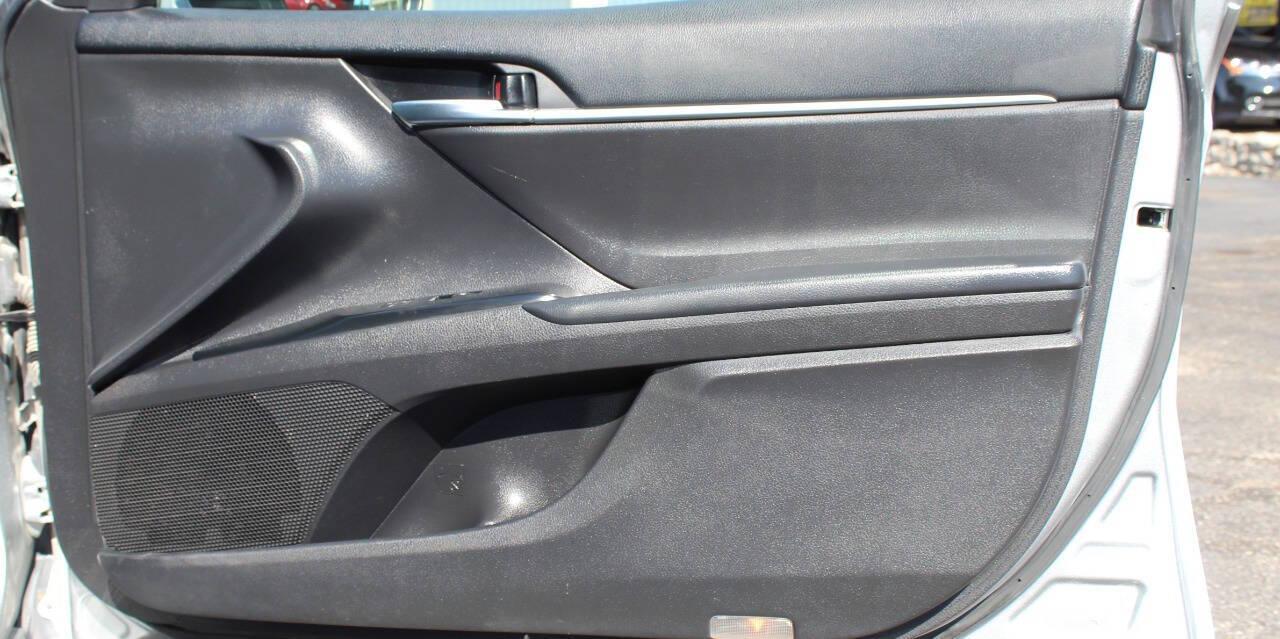 2019 Silver Toyota Camry LE (4T1B11HK9KU) with an 2.5L L4 DOHC 16V engine, 8A transmission, located at 4301 NW 39th , Oklahoma City, OK, 73112, (405) 949-5600, 35.512135, -97.598671 - NO DRIVERS LICENCE -NO FULL COVERAGE INSURANCE - NO CREDIT CHECK. COME ON OVER TO SUPERSPORTS, TAKE A LOOK AND TEST DRIVE. PLEASE GIVE US A CALL AT (405) 949-5600. NO LICENCIA DE CONDUCIR - NO SEGURO DE COBERTURA TOTAL - NO VERIFICACION DE CREDITO. VISITENOS EN SUPERSPORTS, MIRE NUESTRO - Photo#9