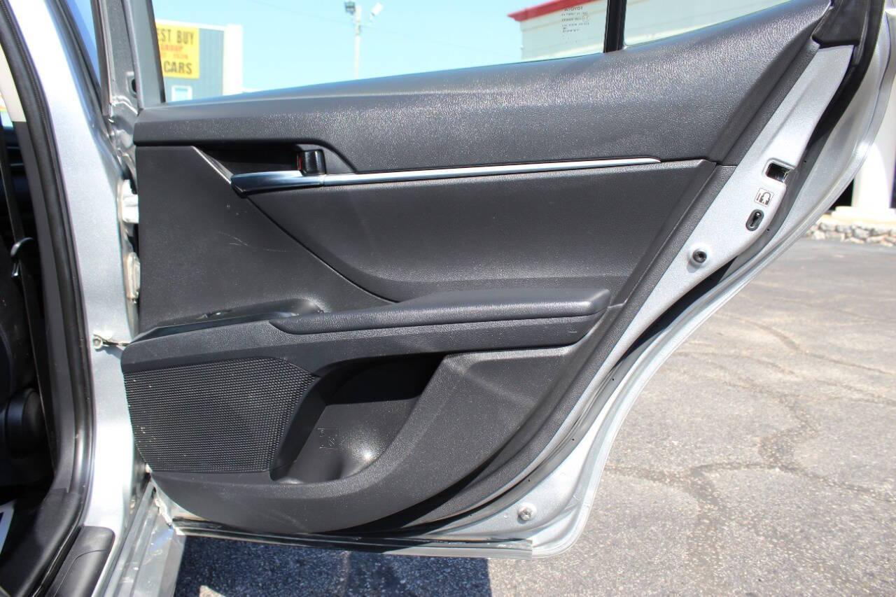 2019 Silver Toyota Camry LE (4T1B11HK9KU) with an 2.5L L4 DOHC 16V engine, 8A transmission, located at 4301 NW 39th , Oklahoma City, OK, 73112, (405) 949-5600, 35.512135, -97.598671 - NO DRIVERS LICENCE -NO FULL COVERAGE INSURANCE - NO CREDIT CHECK. COME ON OVER TO SUPERSPORTS, TAKE A LOOK AND TEST DRIVE. PLEASE GIVE US A CALL AT (405) 949-5600. NO LICENCIA DE CONDUCIR - NO SEGURO DE COBERTURA TOTAL - NO VERIFICACION DE CREDITO. VISITENOS EN SUPERSPORTS, MIRE NUESTRO - Photo#11