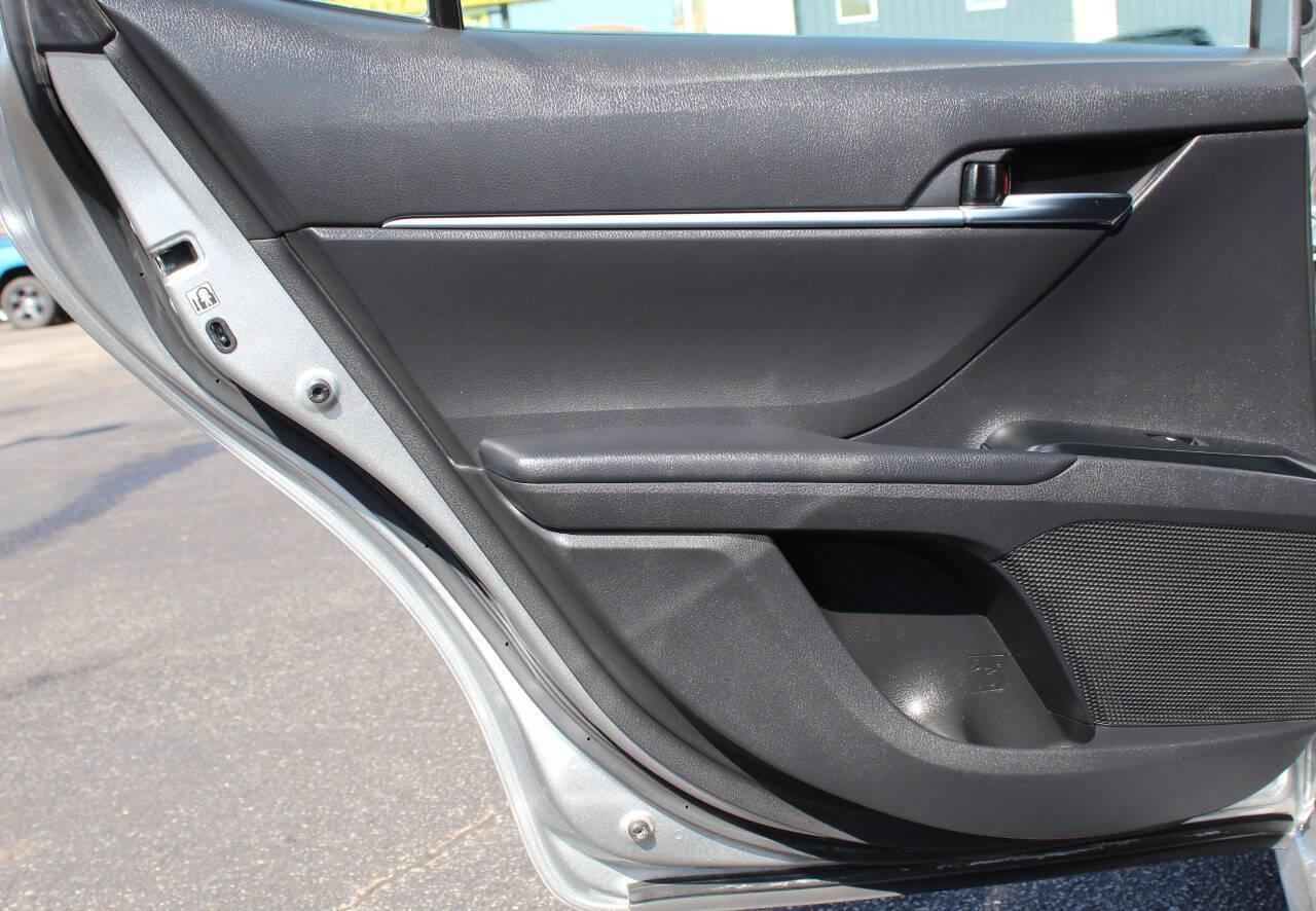 2019 Silver Toyota Camry LE (4T1B11HK9KU) with an 2.5L L4 DOHC 16V engine, 8A transmission, located at 4301 NW 39th , Oklahoma City, OK, 73112, (405) 949-5600, 35.512135, -97.598671 - NO DRIVERS LICENCE -NO FULL COVERAGE INSURANCE - NO CREDIT CHECK. COME ON OVER TO SUPERSPORTS, TAKE A LOOK AND TEST DRIVE. PLEASE GIVE US A CALL AT (405) 949-5600. NO LICENCIA DE CONDUCIR - NO SEGURO DE COBERTURA TOTAL - NO VERIFICACION DE CREDITO. VISITENOS EN SUPERSPORTS, MIRE NUESTRO - Photo#14