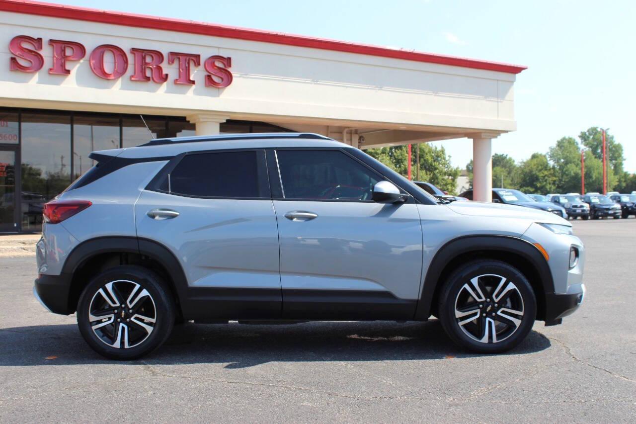 2023 Silver Chevrolet Trailblazer LT (KL79MPSL9PB) with an 1.3L L3 DOHC 12V engine, 9A transmission, located at 4301 NW 39th , Oklahoma City, OK, 73112, (405) 949-5600, 35.512135, -97.598671 - NO DRIVERS LICENCE -NO FULL COVERAGE INSURANCE - NO CREDIT CHECK. COME ON OVER TO SUPERSPORTS, TAKE A LOOK AND TEST DRIVE. PLEASE GIVE US A CALL AT (405) 949-5600. NO LICENCIA DE CONDUCIR - NO SEGURO DE COBERTURA TOTAL - NO VERIFICACION DE CREDITO. VISITENOS EN SUPERSPORTS, MIRE NUESTRO - Photo#2