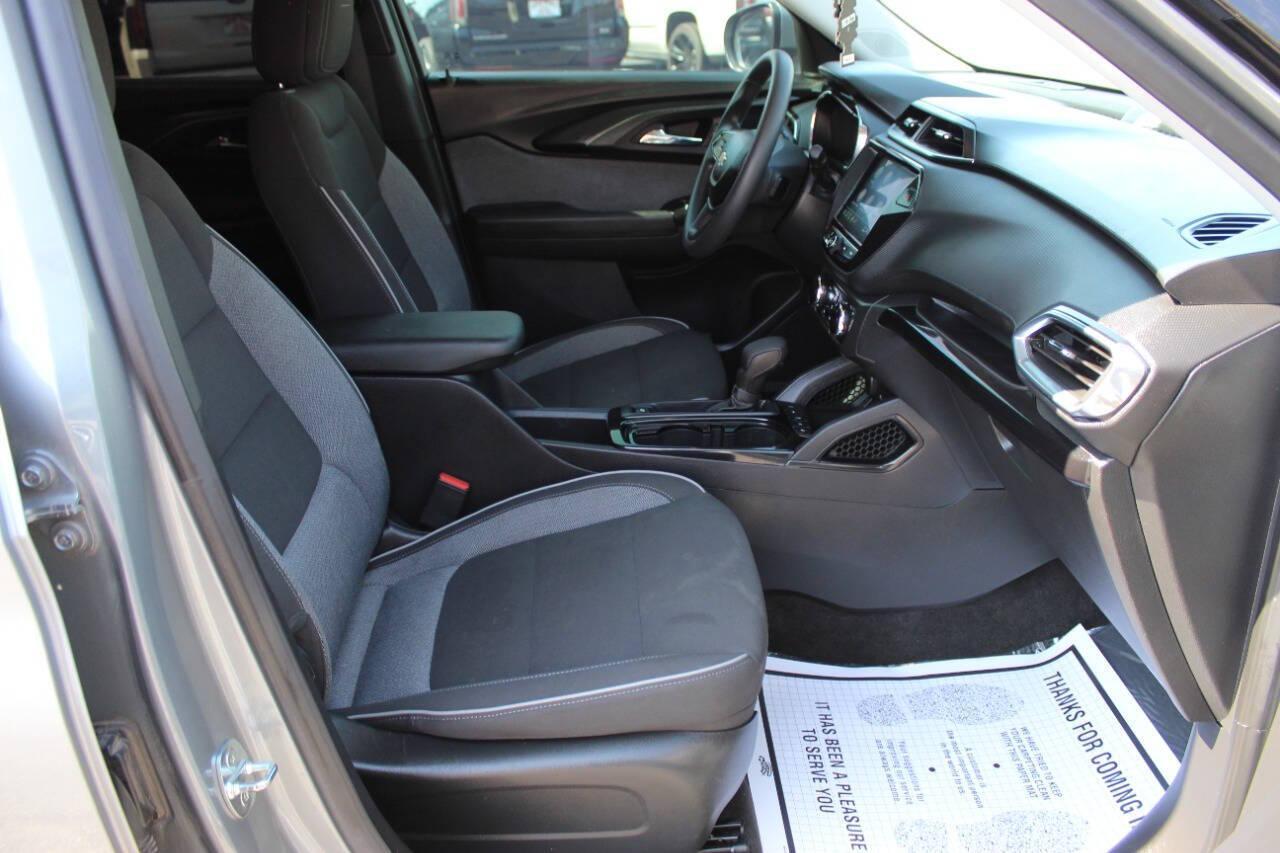 2023 Silver Chevrolet Trailblazer LT (KL79MPSL9PB) with an 1.3L L3 DOHC 12V engine, 9A transmission, located at 4301 NW 39th , Oklahoma City, OK, 73112, (405) 949-5600, 35.512135, -97.598671 - NO DRIVERS LICENCE -NO FULL COVERAGE INSURANCE - NO CREDIT CHECK. COME ON OVER TO SUPERSPORTS, TAKE A LOOK AND TEST DRIVE. PLEASE GIVE US A CALL AT (405) 949-5600. NO LICENCIA DE CONDUCIR - NO SEGURO DE COBERTURA TOTAL - NO VERIFICACION DE CREDITO. VISITENOS EN SUPERSPORTS, MIRE NUESTRO - Photo#8