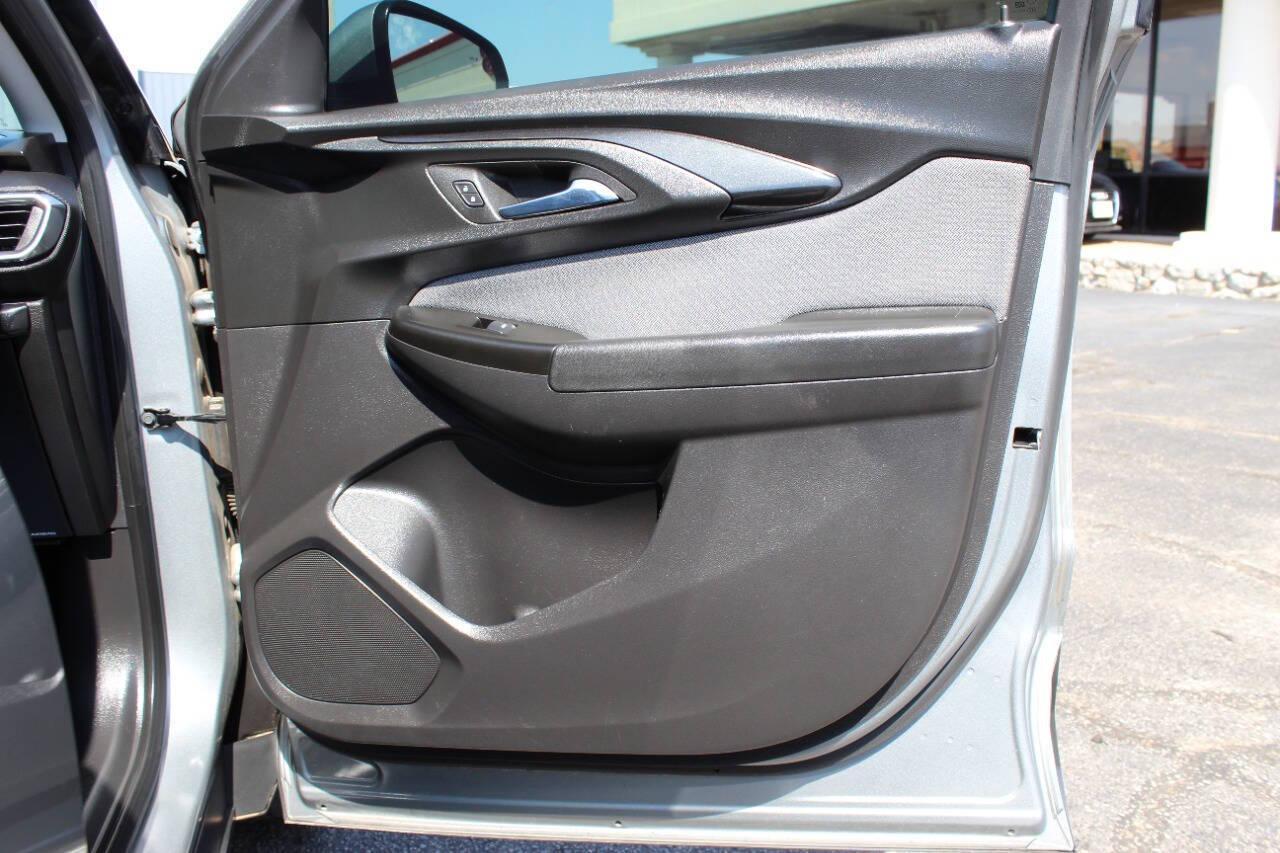 2023 Silver Chevrolet Trailblazer LT (KL79MPSL9PB) with an 1.3L L3 DOHC 12V engine, 9A transmission, located at 4301 NW 39th , Oklahoma City, OK, 73112, (405) 949-5600, 35.512135, -97.598671 - NO DRIVERS LICENCE -NO FULL COVERAGE INSURANCE - NO CREDIT CHECK. COME ON OVER TO SUPERSPORTS, TAKE A LOOK AND TEST DRIVE. PLEASE GIVE US A CALL AT (405) 949-5600. NO LICENCIA DE CONDUCIR - NO SEGURO DE COBERTURA TOTAL - NO VERIFICACION DE CREDITO. VISITENOS EN SUPERSPORTS, MIRE NUESTRO - Photo#9