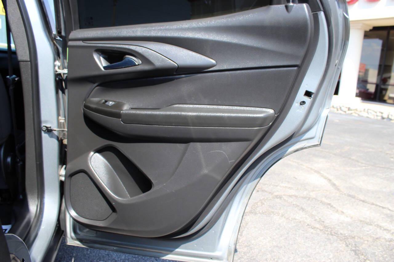 2023 Silver Chevrolet Trailblazer LT (KL79MPSL9PB) with an 1.3L L3 DOHC 12V engine, 9A transmission, located at 4301 NW 39th , Oklahoma City, OK, 73112, (405) 949-5600, 35.512135, -97.598671 - NO DRIVERS LICENCE -NO FULL COVERAGE INSURANCE - NO CREDIT CHECK. COME ON OVER TO SUPERSPORTS, TAKE A LOOK AND TEST DRIVE. PLEASE GIVE US A CALL AT (405) 949-5600. NO LICENCIA DE CONDUCIR - NO SEGURO DE COBERTURA TOTAL - NO VERIFICACION DE CREDITO. VISITENOS EN SUPERSPORTS, MIRE NUESTRO - Photo#11