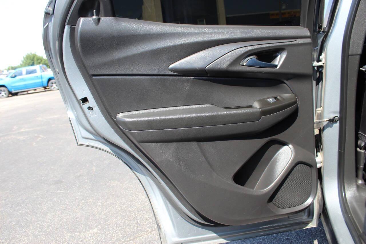 2023 Silver Chevrolet Trailblazer LT (KL79MPSL9PB) with an 1.3L L3 DOHC 12V engine, 9A transmission, located at 4301 NW 39th , Oklahoma City, OK, 73112, (405) 949-5600, 35.512135, -97.598671 - NO DRIVERS LICENCE -NO FULL COVERAGE INSURANCE - NO CREDIT CHECK. COME ON OVER TO SUPERSPORTS, TAKE A LOOK AND TEST DRIVE. PLEASE GIVE US A CALL AT (405) 949-5600. NO LICENCIA DE CONDUCIR - NO SEGURO DE COBERTURA TOTAL - NO VERIFICACION DE CREDITO. VISITENOS EN SUPERSPORTS, MIRE NUESTRO - Photo#14