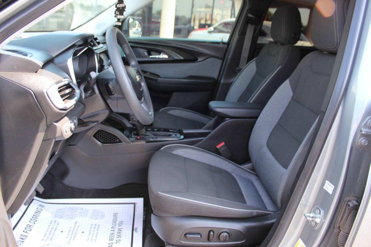 2023 Silver Chevrolet Trailblazer LT (KL79MPSL9PB) with an 1.3L L3 DOHC 12V engine, 9A transmission, located at 4301 NW 39th , Oklahoma City, OK, 73112, (405) 949-5600, 35.512135, -97.598671 - NO DRIVERS LICENCE -NO FULL COVERAGE INSURANCE - NO CREDIT CHECK. COME ON OVER TO SUPERSPORTS, TAKE A LOOK AND TEST DRIVE. PLEASE GIVE US A CALL AT (405) 949-5600. NO LICENCIA DE CONDUCIR - NO SEGURO DE COBERTURA TOTAL - NO VERIFICACION DE CREDITO. VISITENOS EN SUPERSPORTS, MIRE NUESTRO - Photo#15