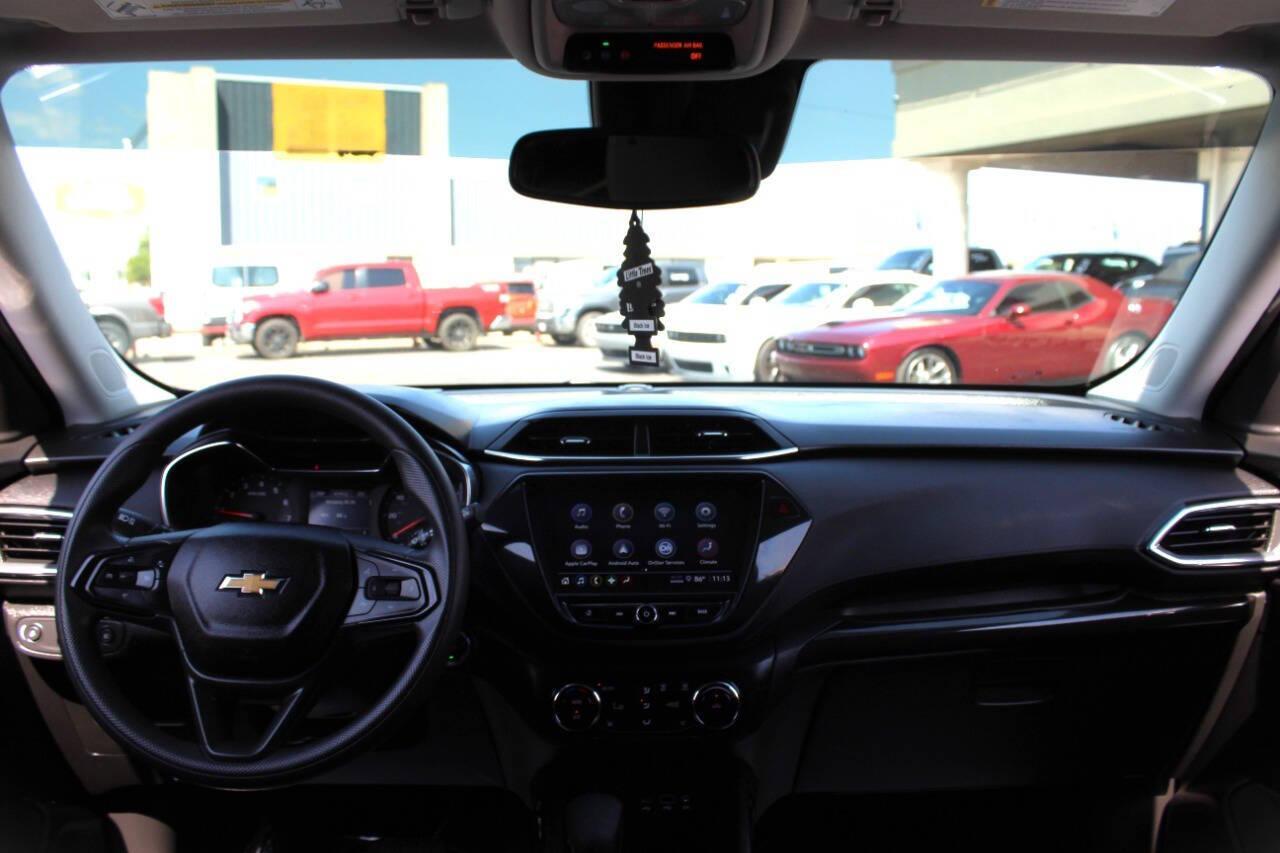 2023 Silver Chevrolet Trailblazer LT (KL79MPSL9PB) with an 1.3L L3 DOHC 12V engine, 9A transmission, located at 4301 NW 39th , Oklahoma City, OK, 73112, (405) 949-5600, 35.512135, -97.598671 - NO DRIVERS LICENCE -NO FULL COVERAGE INSURANCE - NO CREDIT CHECK. COME ON OVER TO SUPERSPORTS, TAKE A LOOK AND TEST DRIVE. PLEASE GIVE US A CALL AT (405) 949-5600. NO LICENCIA DE CONDUCIR - NO SEGURO DE COBERTURA TOTAL - NO VERIFICACION DE CREDITO. VISITENOS EN SUPERSPORTS, MIRE NUESTRO - Photo#17