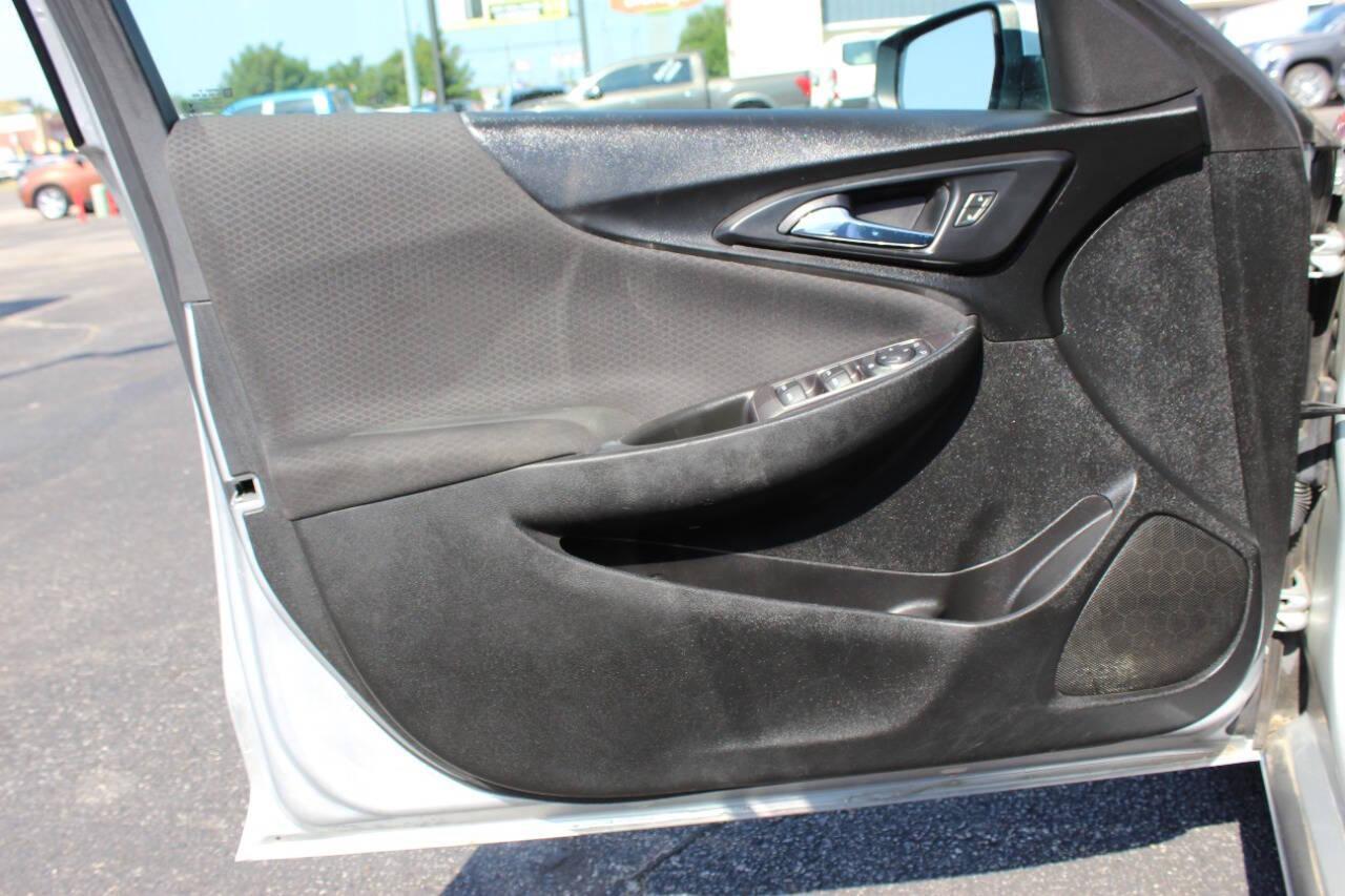 2021 Silver Chevrolet Malibu LT (1G1ZD5ST8MF) with an 1.5L L4 DOHC 16V engine, 6A transmission, located at 4301 NW 39th , Oklahoma City, OK, 73112, (405) 949-5600, 35.512135, -97.598671 - NO DRIVERS LICENCE -NO FULL COVERAGE INSURANCE - NO CREDIT CHECK. COME ON OVER TO SUPERSPORTS, TAKE A LOOK AND TEST DRIVE. PLEASE GIVE US A CALL AT (405) 949-5600. NO LICENCIA DE CONDUCIR - NO SEGURO DE COBERTURA TOTAL - NO VERIFICACION DE CREDITO. VISITENOS EN SUPERSPORTS, MIRE NUESTRO - Photo#16