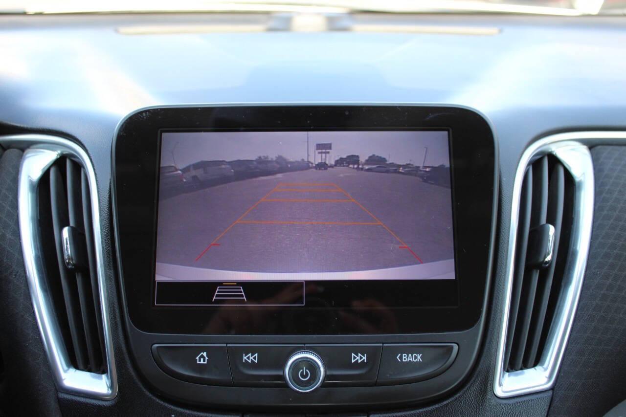 2021 Silver Chevrolet Malibu LT (1G1ZD5ST8MF) with an 1.5L L4 DOHC 16V engine, 6A transmission, located at 4301 NW 39th , Oklahoma City, OK, 73112, (405) 949-5600, 35.512135, -97.598671 - NO DRIVERS LICENCE -NO FULL COVERAGE INSURANCE - NO CREDIT CHECK. COME ON OVER TO SUPERSPORTS, TAKE A LOOK AND TEST DRIVE. PLEASE GIVE US A CALL AT (405) 949-5600. NO LICENCIA DE CONDUCIR - NO SEGURO DE COBERTURA TOTAL - NO VERIFICACION DE CREDITO. VISITENOS EN SUPERSPORTS, MIRE NUESTRO - Photo#19