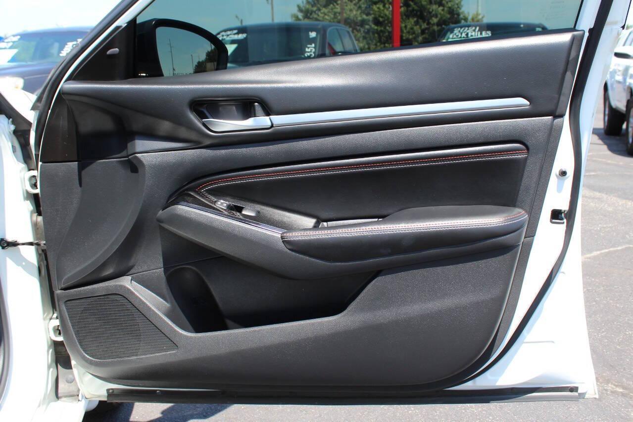 2023 White Nissan Altima 2.5 SR AWD (1N4BL4CW2PN) with an 2.5L L4 DOHC 16V engine, CVT transmission, located at 4301 NW 39th , Oklahoma City, OK, 73112, (405) 949-5600, 35.512135, -97.598671 - NO DRIVERS LICENCE -NO FULL COVERAGE INSURANCE - NO CREDIT CHECK. COME ON OVER TO SUPERSPORTS, TAKE A LOOK AND TEST DRIVE. PLEASE GIVE US A CALL AT (405) 949-5600. NO LICENCIA DE CONDUCIR - NO SEGURO DE COBERTURA TOTAL - NO VERIFICACION DE CREDITO. VISITENOS EN SUPERSPORTS, MIRE NUESTRO - Photo#9