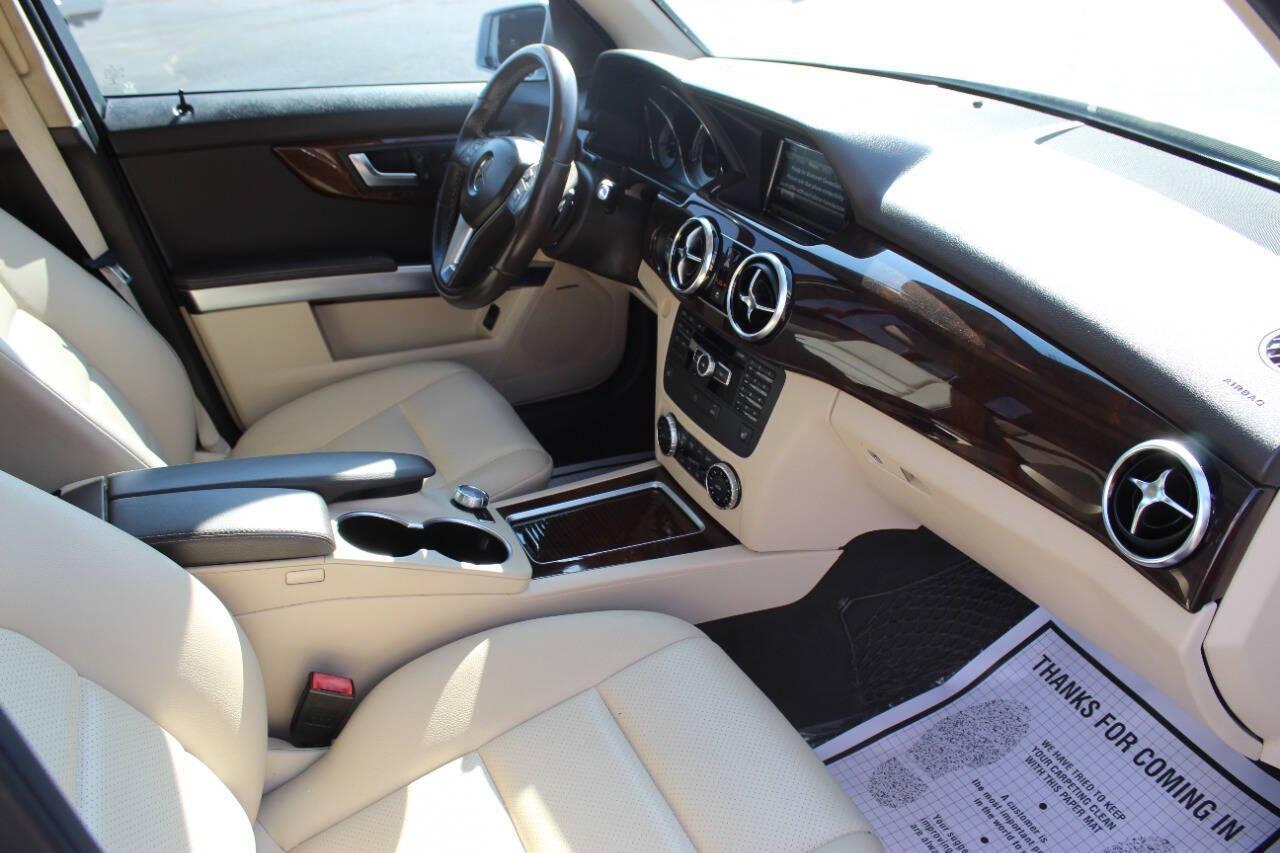 2015 Silver Mercedes-Benz GLK-Class GLK350 (WDCGG5HB7FG) with an 3.5L V6 DOHC 24V engine, 7-Speed Automatic transmission, located at 4301 NW 39th , Oklahoma City, OK, 73112, (405) 949-5600, 35.512135, -97.598671 - NO DRIVERS LICENCE -NO FULL COVERAGE INSURANCE - NO CREDIT CHECK. COME ON OVER TO SUPERSPORTS, TAKE A LOOK AND TEST DRIVE. PLEASE GIVE US A CALL AT (405) 949-5600. NO LICENCIA DE CONDUCIR - NO SEGURO DE COBERTURA TOTAL - NO VERIFICACION DE CREDITO. VISITENOS EN SUPERSPORTS, MIRE NUESTRO - Photo#8