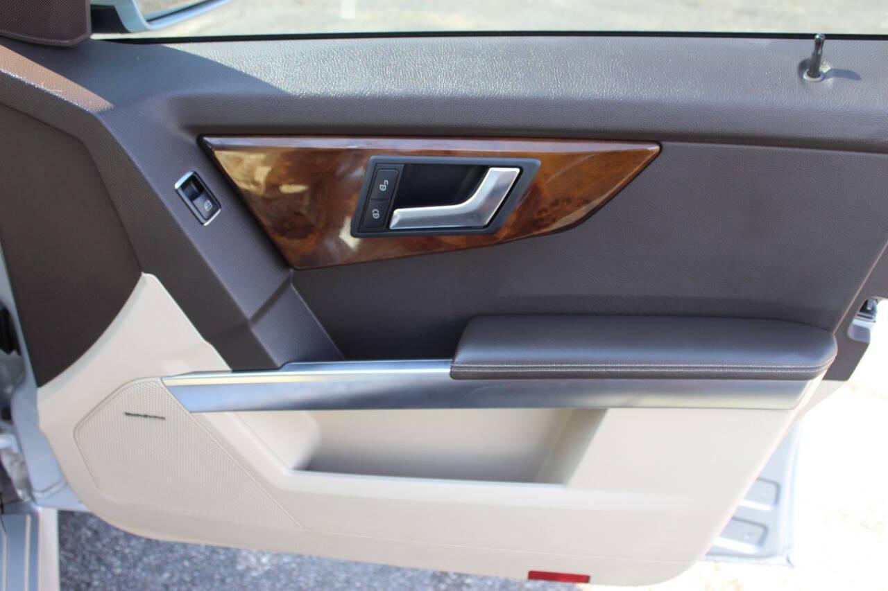 2015 Silver Mercedes-Benz GLK-Class GLK350 (WDCGG5HB7FG) with an 3.5L V6 DOHC 24V engine, 7-Speed Automatic transmission, located at 4301 NW 39th , Oklahoma City, OK, 73112, (405) 949-5600, 35.512135, -97.598671 - NO DRIVERS LICENCE -NO FULL COVERAGE INSURANCE - NO CREDIT CHECK. COME ON OVER TO SUPERSPORTS, TAKE A LOOK AND TEST DRIVE. PLEASE GIVE US A CALL AT (405) 949-5600. NO LICENCIA DE CONDUCIR - NO SEGURO DE COBERTURA TOTAL - NO VERIFICACION DE CREDITO. VISITENOS EN SUPERSPORTS, MIRE NUESTRO - Photo#9