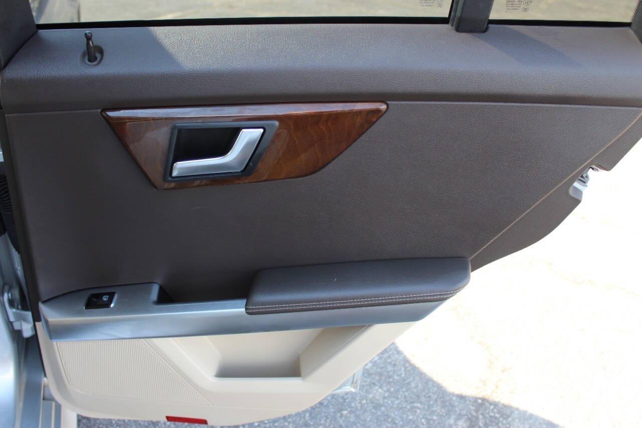 2015 Silver Mercedes-Benz GLK-Class GLK350 (WDCGG5HB7FG) with an 3.5L V6 DOHC 24V engine, 7-Speed Automatic transmission, located at 4301 NW 39th , Oklahoma City, OK, 73112, (405) 949-5600, 35.512135, -97.598671 - NO DRIVERS LICENCE -NO FULL COVERAGE INSURANCE - NO CREDIT CHECK. COME ON OVER TO SUPERSPORTS, TAKE A LOOK AND TEST DRIVE. PLEASE GIVE US A CALL AT (405) 949-5600. NO LICENCIA DE CONDUCIR - NO SEGURO DE COBERTURA TOTAL - NO VERIFICACION DE CREDITO. VISITENOS EN SUPERSPORTS, MIRE NUESTRO - Photo#11