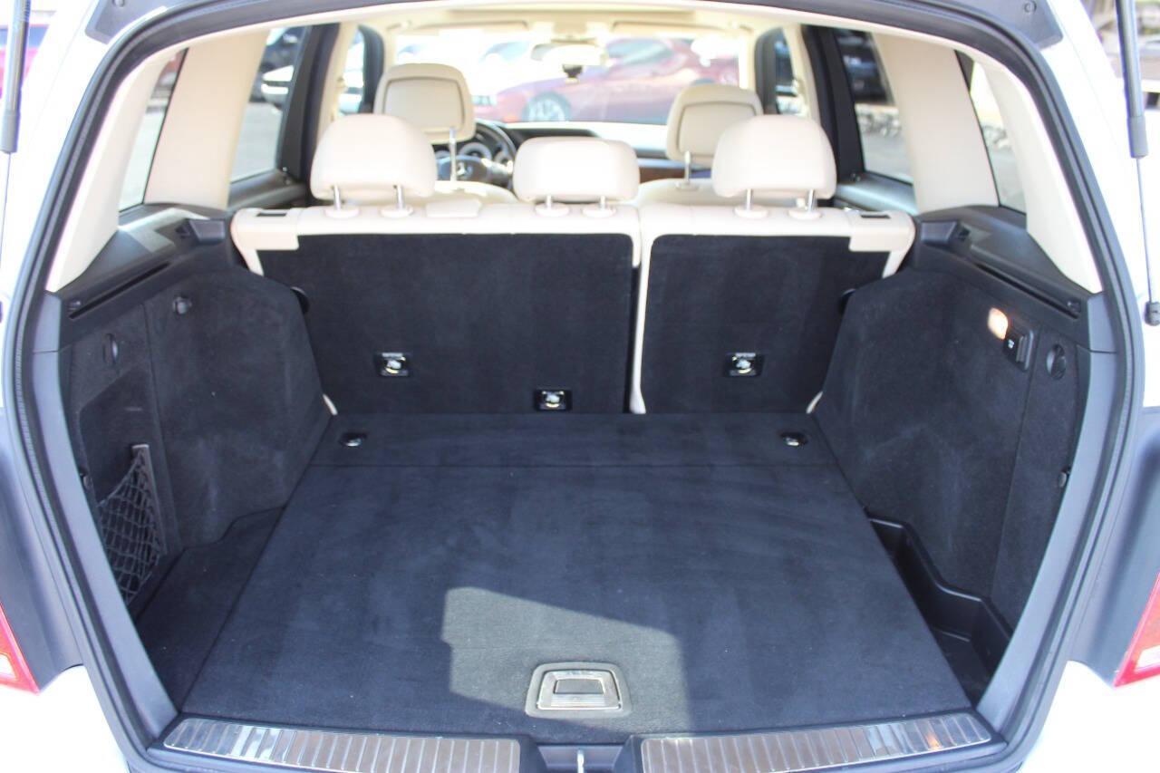 2015 Silver Mercedes-Benz GLK-Class GLK350 (WDCGG5HB7FG) with an 3.5L V6 DOHC 24V engine, 7-Speed Automatic transmission, located at 4301 NW 39th , Oklahoma City, OK, 73112, (405) 949-5600, 35.512135, -97.598671 - NO DRIVERS LICENCE -NO FULL COVERAGE INSURANCE - NO CREDIT CHECK. COME ON OVER TO SUPERSPORTS, TAKE A LOOK AND TEST DRIVE. PLEASE GIVE US A CALL AT (405) 949-5600. NO LICENCIA DE CONDUCIR - NO SEGURO DE COBERTURA TOTAL - NO VERIFICACION DE CREDITO. VISITENOS EN SUPERSPORTS, MIRE NUESTRO - Photo#12