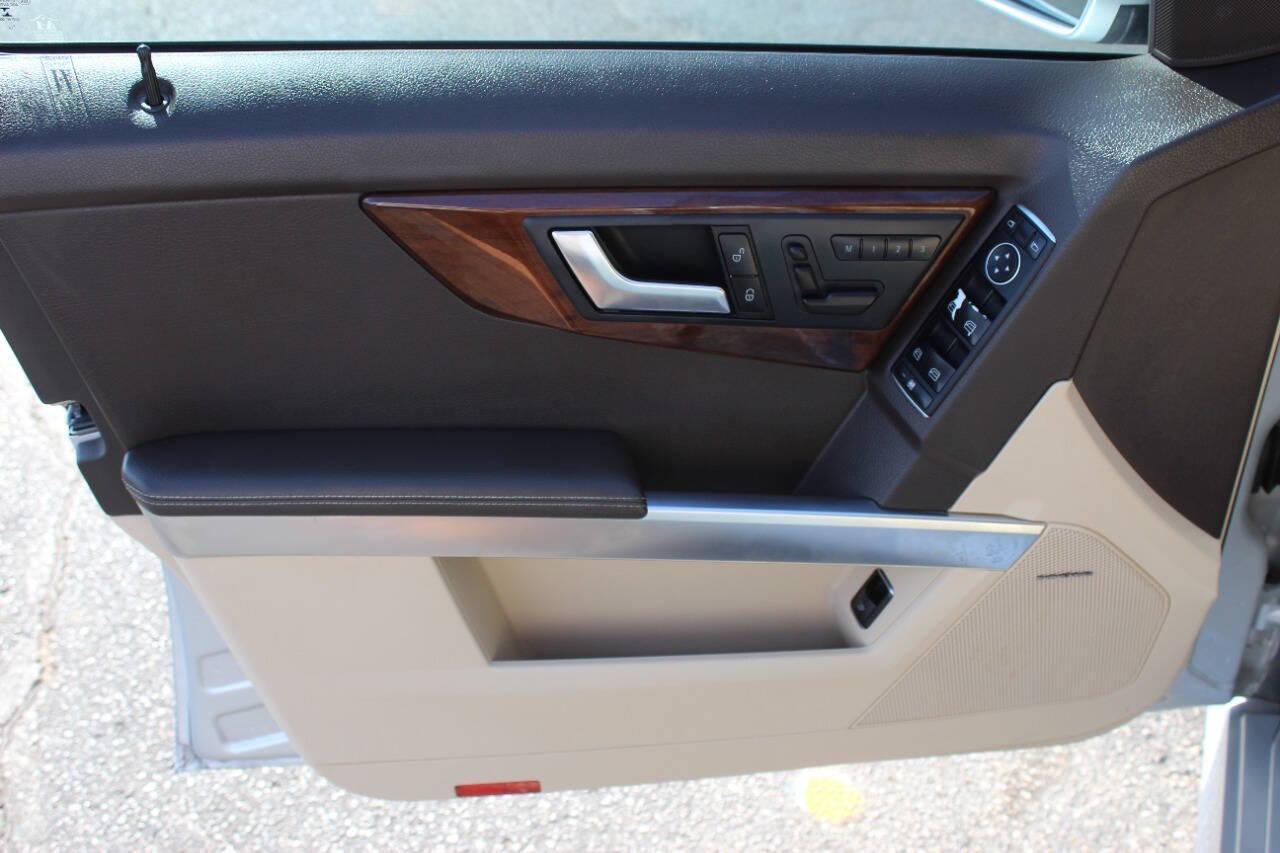 2015 Silver Mercedes-Benz GLK-Class GLK350 (WDCGG5HB7FG) with an 3.5L V6 DOHC 24V engine, 7-Speed Automatic transmission, located at 4301 NW 39th , Oklahoma City, OK, 73112, (405) 949-5600, 35.512135, -97.598671 - NO DRIVERS LICENCE -NO FULL COVERAGE INSURANCE - NO CREDIT CHECK. COME ON OVER TO SUPERSPORTS, TAKE A LOOK AND TEST DRIVE. PLEASE GIVE US A CALL AT (405) 949-5600. NO LICENCIA DE CONDUCIR - NO SEGURO DE COBERTURA TOTAL - NO VERIFICACION DE CREDITO. VISITENOS EN SUPERSPORTS, MIRE NUESTRO - Photo#16