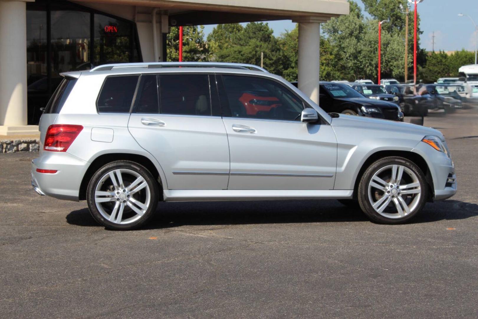 2015 Silver Mercedes-Benz GLK GLK350 (WDCGG5HB7FG) with an 3.5L V6 3.5L V6 engine, Automatic 7-Speed transmission, located at 4301 NW 39th , Oklahoma City, OK, 73112, (405) 949-5600, 35.512135, -97.598671- Photo#2