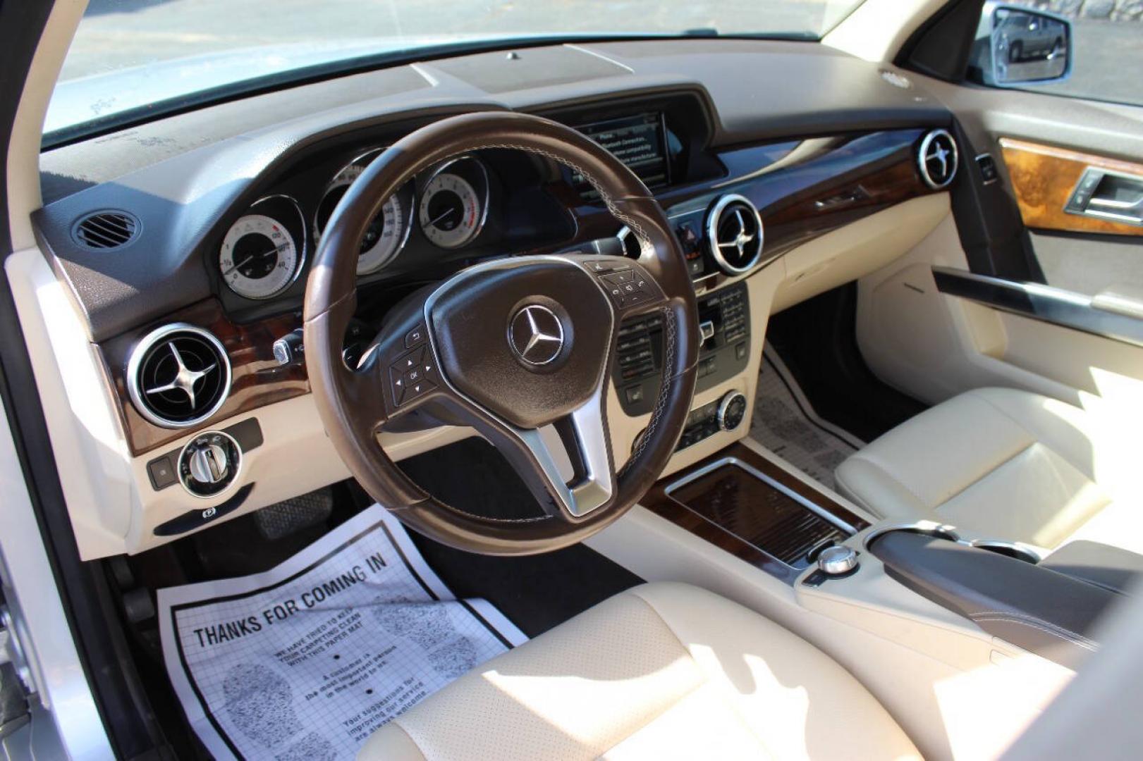 2015 Silver Mercedes-Benz GLK GLK350 (WDCGG5HB7FG) with an 3.5L V6 3.5L V6 engine, Automatic 7-Speed transmission, located at 4301 NW 39th , Oklahoma City, OK, 73112, (405) 949-5600, 35.512135, -97.598671- Photo#15