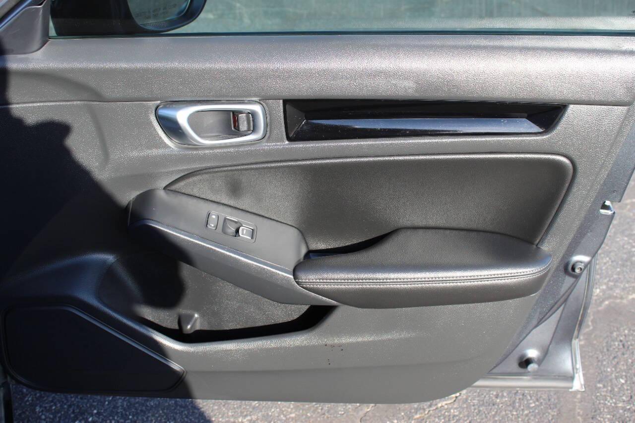 2024 Gray Honda Civic EX-L Hatchback (19XFL1H75RE) with an 1.5L I4 Turbocharger 1.5L I4 engine, CVT transmission, located at 4301 NW 39th , Oklahoma City, OK, 73112, (405) 949-5600, 35.512135, -97.598671 - NO DRIVERS LICENCE -NO FULL COVERAGE INSURANCE - NO CREDIT CHECK. COME ON OVER TO SUPERSPORTS, TAKE A LOOK AND TEST DRIVE. PLEASE GIVE US A CALL AT (405) 949-5600. NO LICENCIA DE CONDUCIR - NO SEGURO DE COBERTURA TOTAL - NO VERIFICACION DE CREDITO. VISITENOS EN SUPERSPORTS, MIRE NUESTRO - Photo#9