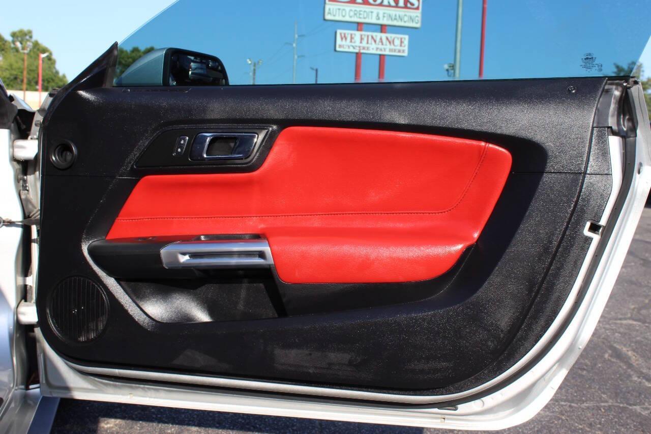 2017 Silver Ford Mustang GT Premium Coupe (1FA6P8CF6H5) with an 5.0L V8 5.0L V8 engine, Automatic 6-Speed transmission, located at 4301 NW 39th , Oklahoma City, OK, 73112, (405) 949-5600, 35.512135, -97.598671 - NO DRIVERS LICENCE -NO FULL COVERAGE INSURANCE - NO CREDIT CHECK. COME ON OVER TO SUPERSPORTS, TAKE A LOOK AND TEST DRIVE. PLEASE GIVE US A CALL AT (405) 949-5600. NO LICENCIA DE CONDUCIR - NO SEGURO DE COBERTURA TOTAL - NO VERIFICACION DE CREDITO. VISITENOS EN SUPERSPORTS, MIRE NUESTRO - Photo#9