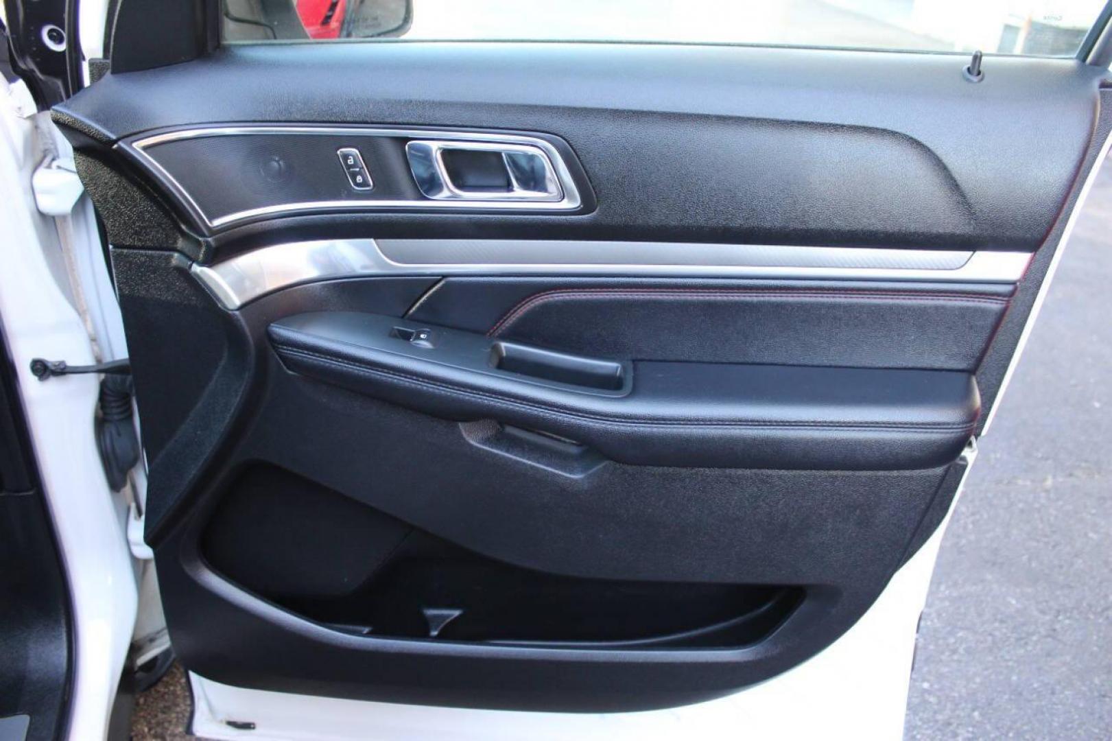 2019 White Ford Explorer Sport 4WD (1FM5K8GT2KG) with an 3.5L V6 DOHC 24V engine, 6A transmission, located at 4301 NW 39th , Oklahoma City, OK, 73112, (405) 949-5600, 35.512135, -97.598671 - NO DRIVERS LICENCE -NO FULL COVERAGE INSURANCE - NO CREDIT CHECK. COME ON OVER TO SUPERSPORTS, TAKE A LOOK AND TEST DRIVE. PLEASE GIVE US A CALL AT (405) 949-5600. NO LICENCIA DE CONDUCIR - NO SEGURO DE COBERTURA TOTAL - NO VERIFICACION DE CREDITO. VISITENOS EN SUPERSPORTS, MIRE NUESTRO - Photo#9