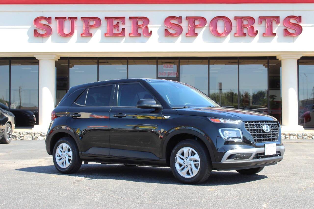 2022 Black Hyundai Venue SE (KMHRB8A3XNU) with an 1.6L L4 DOHC 16V engine, CVT transmission, located at 4301 NW 39th , Oklahoma City, OK, 73112, (405) 949-5600, 35.512135, -97.598671 - NO DRIVERS LICENCE -NO FULL COVERAGE INSURANCE - NO CREDIT CHECK. COME ON OVER TO SUPERSPORTS, TAKE A LOOK AND TEST DRIVE. PLEASE GIVE US A CALL AT (405) 949-5600. NO LICENCIA DE CONDUCIR - NO SEGURO DE COBERTURA TOTAL - NO VERIFICACION DE CREDITO. VISITENOS EN SUPERSPORTS, MIRE NUESTRO - Photo#0