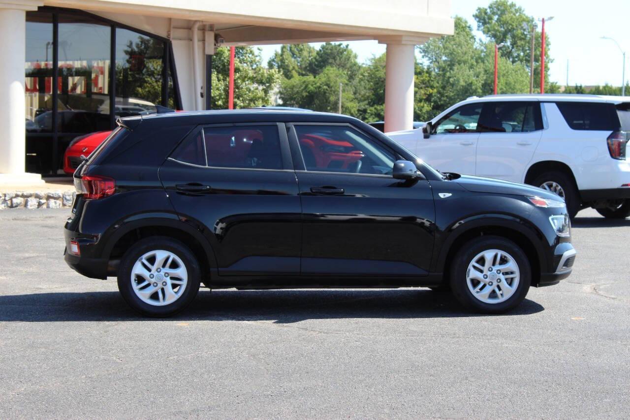 2022 Black Hyundai Venue SE (KMHRB8A3XNU) with an 1.6L L4 DOHC 16V engine, CVT transmission, located at 4301 NW 39th , Oklahoma City, OK, 73112, (405) 949-5600, 35.512135, -97.598671 - NO DRIVERS LICENCE -NO FULL COVERAGE INSURANCE - NO CREDIT CHECK. COME ON OVER TO SUPERSPORTS, TAKE A LOOK AND TEST DRIVE. PLEASE GIVE US A CALL AT (405) 949-5600. NO LICENCIA DE CONDUCIR - NO SEGURO DE COBERTURA TOTAL - NO VERIFICACION DE CREDITO. VISITENOS EN SUPERSPORTS, MIRE NUESTRO - Photo#2