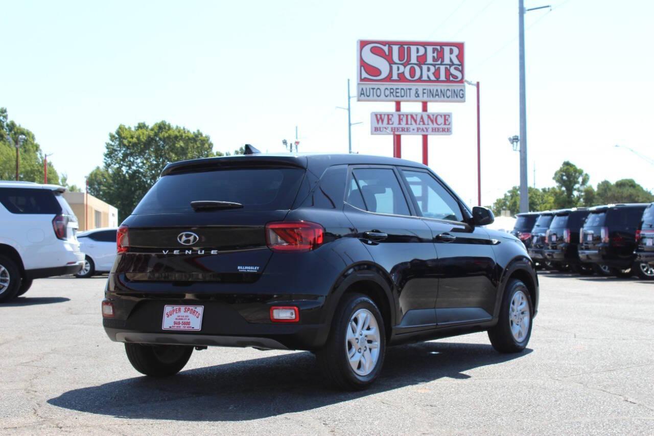 2022 Black Hyundai Venue SE (KMHRB8A3XNU) with an 1.6L L4 DOHC 16V engine, CVT transmission, located at 4301 NW 39th , Oklahoma City, OK, 73112, (405) 949-5600, 35.512135, -97.598671 - NO DRIVERS LICENCE -NO FULL COVERAGE INSURANCE - NO CREDIT CHECK. COME ON OVER TO SUPERSPORTS, TAKE A LOOK AND TEST DRIVE. PLEASE GIVE US A CALL AT (405) 949-5600. NO LICENCIA DE CONDUCIR - NO SEGURO DE COBERTURA TOTAL - NO VERIFICACION DE CREDITO. VISITENOS EN SUPERSPORTS, MIRE NUESTRO - Photo#3