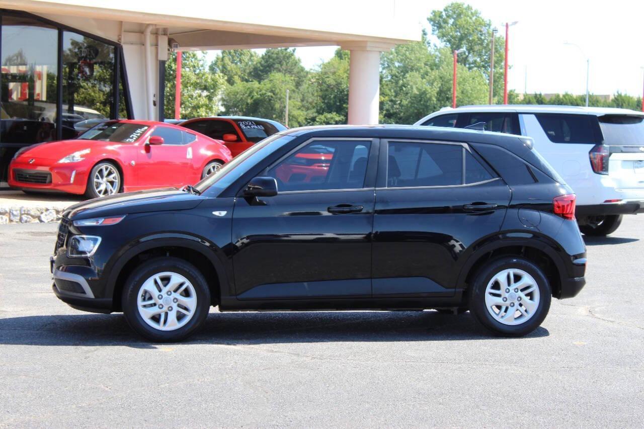 2022 Black Hyundai Venue SE (KMHRB8A3XNU) with an 1.6L L4 DOHC 16V engine, CVT transmission, located at 4301 NW 39th , Oklahoma City, OK, 73112, (405) 949-5600, 35.512135, -97.598671 - NO DRIVERS LICENCE -NO FULL COVERAGE INSURANCE - NO CREDIT CHECK. COME ON OVER TO SUPERSPORTS, TAKE A LOOK AND TEST DRIVE. PLEASE GIVE US A CALL AT (405) 949-5600. NO LICENCIA DE CONDUCIR - NO SEGURO DE COBERTURA TOTAL - NO VERIFICACION DE CREDITO. VISITENOS EN SUPERSPORTS, MIRE NUESTRO - Photo#5