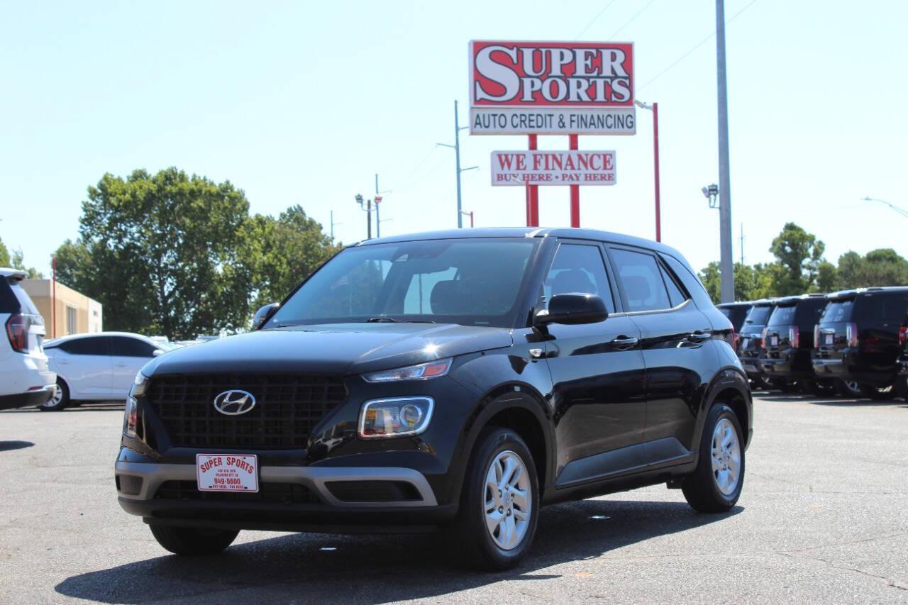 2022 Black Hyundai Venue SE (KMHRB8A3XNU) with an 1.6L L4 DOHC 16V engine, CVT transmission, located at 4301 NW 39th , Oklahoma City, OK, 73112, (405) 949-5600, 35.512135, -97.598671 - NO DRIVERS LICENCE -NO FULL COVERAGE INSURANCE - NO CREDIT CHECK. COME ON OVER TO SUPERSPORTS, TAKE A LOOK AND TEST DRIVE. PLEASE GIVE US A CALL AT (405) 949-5600. NO LICENCIA DE CONDUCIR - NO SEGURO DE COBERTURA TOTAL - NO VERIFICACION DE CREDITO. VISITENOS EN SUPERSPORTS, MIRE NUESTRO - Photo#6
