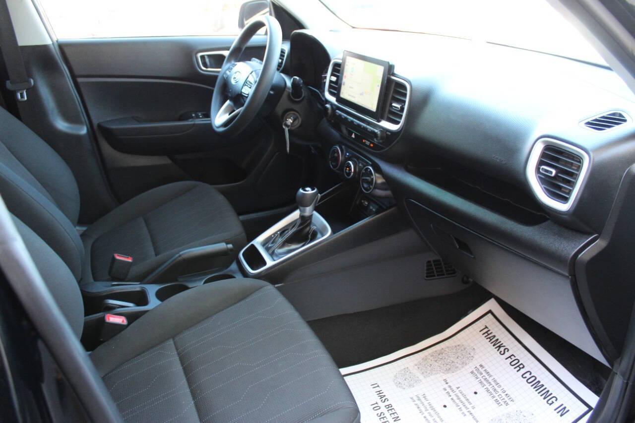 2022 Black Hyundai Venue SE (KMHRB8A3XNU) with an 1.6L L4 DOHC 16V engine, CVT transmission, located at 4301 NW 39th , Oklahoma City, OK, 73112, (405) 949-5600, 35.512135, -97.598671 - NO DRIVERS LICENCE -NO FULL COVERAGE INSURANCE - NO CREDIT CHECK. COME ON OVER TO SUPERSPORTS, TAKE A LOOK AND TEST DRIVE. PLEASE GIVE US A CALL AT (405) 949-5600. NO LICENCIA DE CONDUCIR - NO SEGURO DE COBERTURA TOTAL - NO VERIFICACION DE CREDITO. VISITENOS EN SUPERSPORTS, MIRE NUESTRO - Photo#8