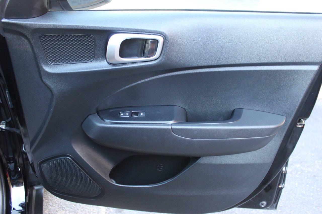 2022 Black Hyundai Venue SE (KMHRB8A3XNU) with an 1.6L L4 DOHC 16V engine, CVT transmission, located at 4301 NW 39th , Oklahoma City, OK, 73112, (405) 949-5600, 35.512135, -97.598671 - NO DRIVERS LICENCE -NO FULL COVERAGE INSURANCE - NO CREDIT CHECK. COME ON OVER TO SUPERSPORTS, TAKE A LOOK AND TEST DRIVE. PLEASE GIVE US A CALL AT (405) 949-5600. NO LICENCIA DE CONDUCIR - NO SEGURO DE COBERTURA TOTAL - NO VERIFICACION DE CREDITO. VISITENOS EN SUPERSPORTS, MIRE NUESTRO - Photo#9