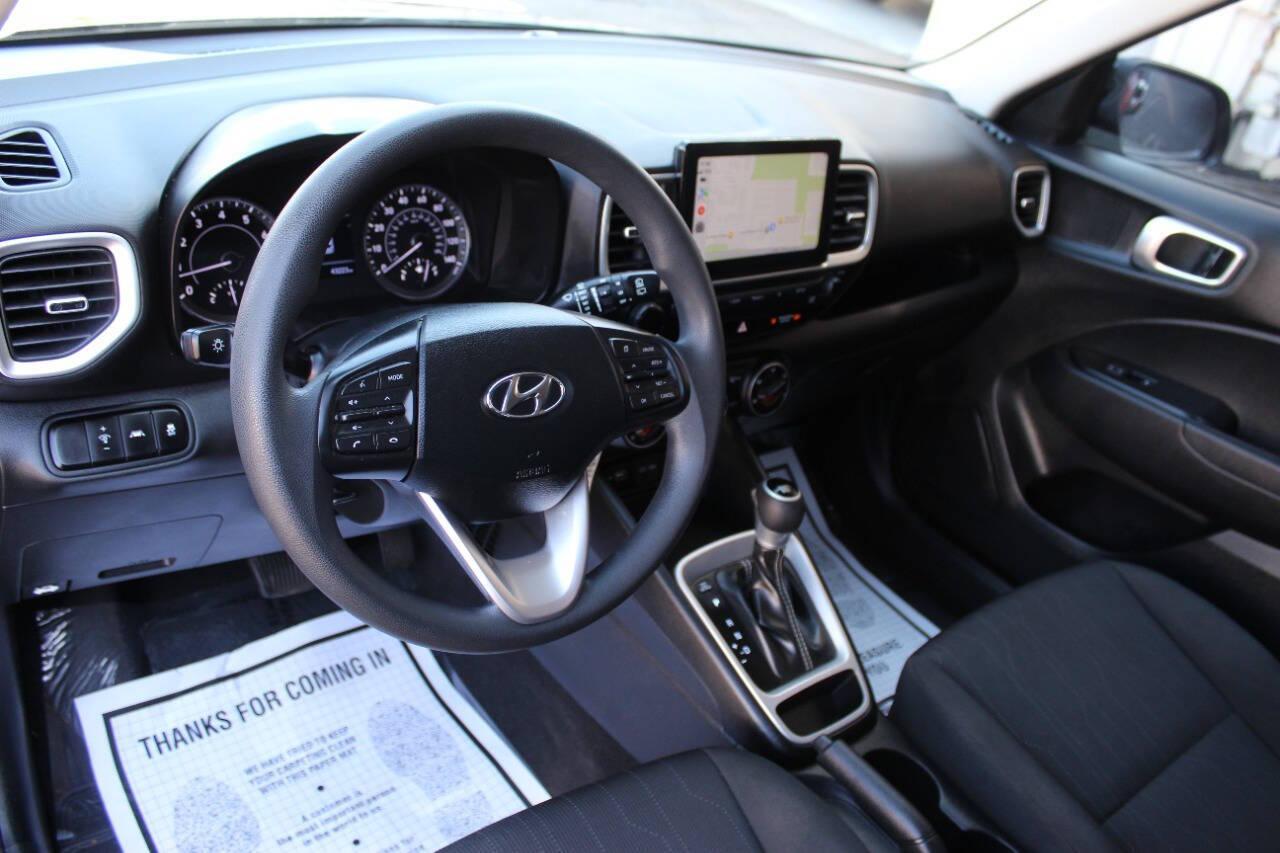 2022 Black Hyundai Venue SE (KMHRB8A3XNU) with an 1.6L L4 DOHC 16V engine, CVT transmission, located at 4301 NW 39th , Oklahoma City, OK, 73112, (405) 949-5600, 35.512135, -97.598671 - NO DRIVERS LICENCE -NO FULL COVERAGE INSURANCE - NO CREDIT CHECK. COME ON OVER TO SUPERSPORTS, TAKE A LOOK AND TEST DRIVE. PLEASE GIVE US A CALL AT (405) 949-5600. NO LICENCIA DE CONDUCIR - NO SEGURO DE COBERTURA TOTAL - NO VERIFICACION DE CREDITO. VISITENOS EN SUPERSPORTS, MIRE NUESTRO - Photo#15