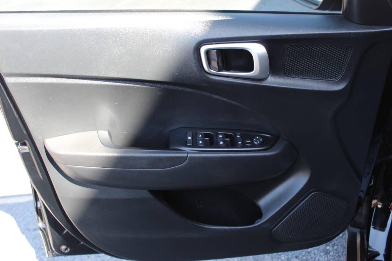 2022 Black Hyundai Venue SE (KMHRB8A3XNU) with an 1.6L L4 DOHC 16V engine, CVT transmission, located at 4301 NW 39th , Oklahoma City, OK, 73112, (405) 949-5600, 35.512135, -97.598671 - NO DRIVERS LICENCE -NO FULL COVERAGE INSURANCE - NO CREDIT CHECK. COME ON OVER TO SUPERSPORTS, TAKE A LOOK AND TEST DRIVE. PLEASE GIVE US A CALL AT (405) 949-5600. NO LICENCIA DE CONDUCIR - NO SEGURO DE COBERTURA TOTAL - NO VERIFICACION DE CREDITO. VISITENOS EN SUPERSPORTS, MIRE NUESTRO - Photo#16