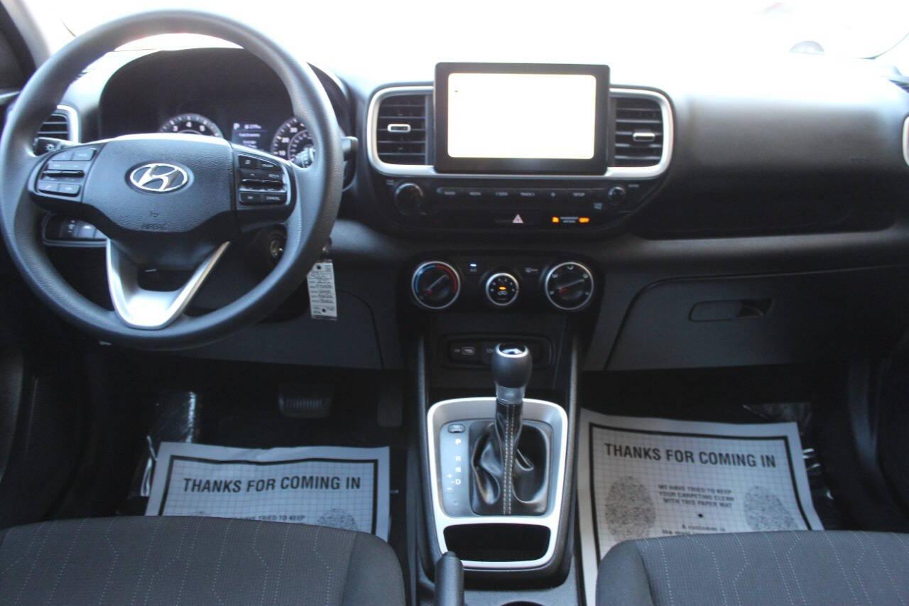 2022 Black Hyundai Venue SE (KMHRB8A3XNU) with an 1.6L L4 DOHC 16V engine, CVT transmission, located at 4301 NW 39th , Oklahoma City, OK, 73112, (405) 949-5600, 35.512135, -97.598671 - NO DRIVERS LICENCE -NO FULL COVERAGE INSURANCE - NO CREDIT CHECK. COME ON OVER TO SUPERSPORTS, TAKE A LOOK AND TEST DRIVE. PLEASE GIVE US A CALL AT (405) 949-5600. NO LICENCIA DE CONDUCIR - NO SEGURO DE COBERTURA TOTAL - NO VERIFICACION DE CREDITO. VISITENOS EN SUPERSPORTS, MIRE NUESTRO - Photo#17