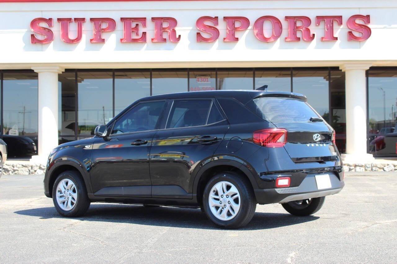 2022 Black Hyundai Venue SE (KMHRB8A3XNU) with an 1.6L L4 DOHC 16V engine, CVT transmission, located at 4301 NW 39th , Oklahoma City, OK, 73112, (405) 949-5600, 35.512135, -97.598671 - NO DRIVERS LICENCE -NO FULL COVERAGE INSURANCE - NO CREDIT CHECK. COME ON OVER TO SUPERSPORTS, TAKE A LOOK AND TEST DRIVE. PLEASE GIVE US A CALL AT (405) 949-5600. NO LICENCIA DE CONDUCIR - NO SEGURO DE COBERTURA TOTAL - NO VERIFICACION DE CREDITO. VISITENOS EN SUPERSPORTS, MIRE NUESTRO - Photo#4