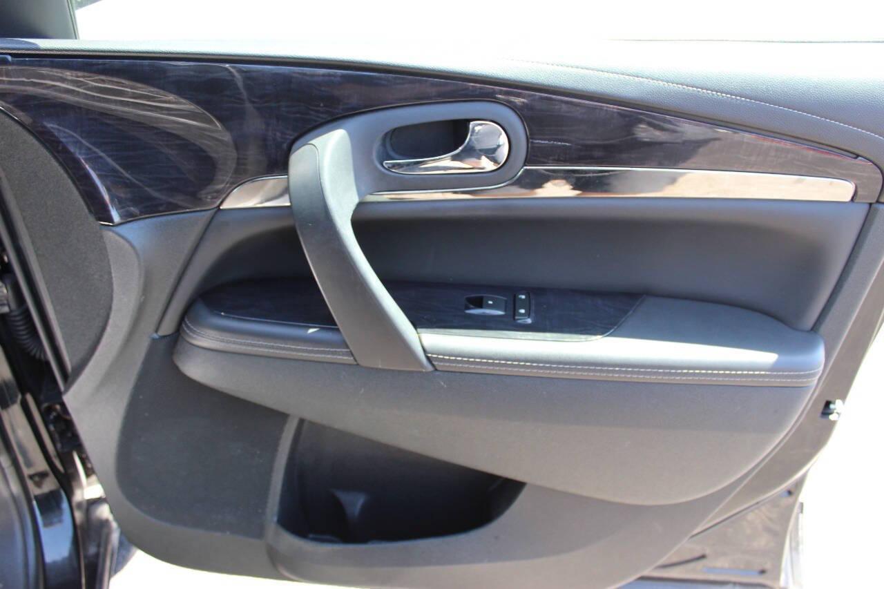 2015 Black Buick Enclave Leather FWD (5GAKRBKD0FJ) with an 3.6L V6 DOHC 24V engine, 6-Speed Automatic Overdrive transmission, located at 4301 NW 39th , Oklahoma City, OK, 73112, (405) 949-5600, 35.512135, -97.598671 - NO DRIVERS LICENCE -NO FULL COVERAGE INSURANCE - NO CREDIT CHECK. COME ON OVER TO SUPERSPORTS, TAKE A LOOK AND TEST DRIVE. PLEASE GIVE US A CALL AT (405) 949-5600. NO LICENCIA DE CONDUCIR - NO SEGURO DE COBERTURA TOTAL - NO VERIFICACION DE CREDITO. VISITENOS EN SUPERSPORTS, MIRE NUESTRO - Photo#9