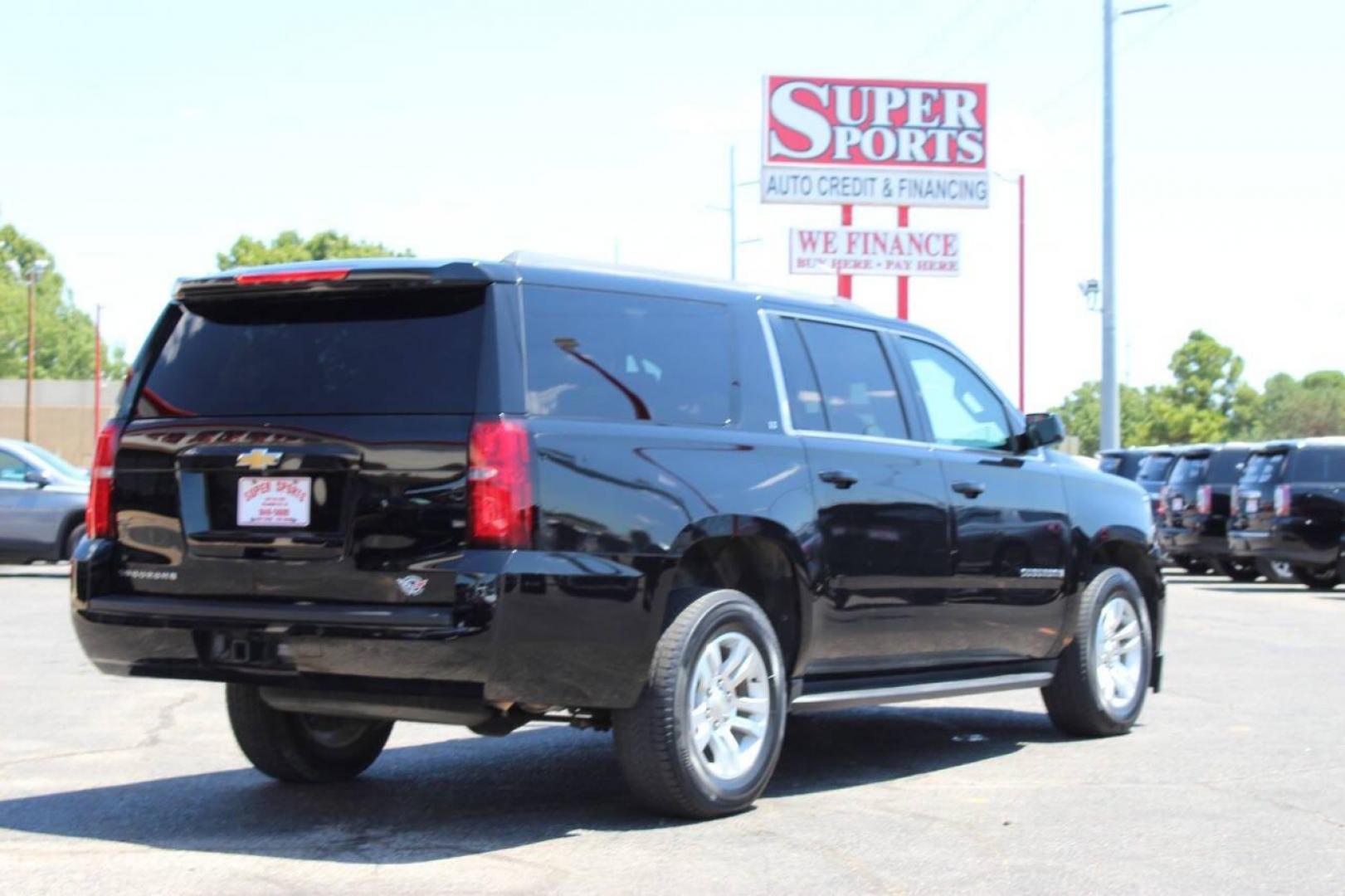 2018 Black Chevrolet Suburban LT 4WD (1GNSKHKC5JR) with an 5.3L V8 OHV 16V engine, 6A transmission, located at 4301 NW 39th , Oklahoma City, OK, 73112, (405) 949-5600, 35.512135, -97.598671 - NO DRIVERS LICENCE -NO FULL COVERAGE INSURANCE - NO CREDIT CHECK. COME ON OVER TO SUPERSPORTS, TAKE A LOOK AND TEST DRIVE. PLEASE GIVE US A CALL AT (405) 949-5600. NO LICENCIA DE CONDUCIR - NO SEGURO DE COBERTURA TOTAL - NO VERIFICACION DE CREDITO. VISITENOS EN SUPERSPORTS, MIRE NUESTRO - Photo#2
