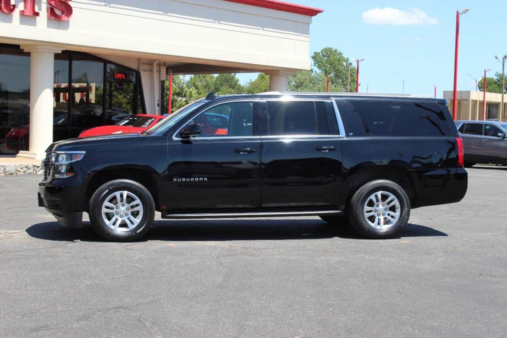 2018 Black Chevrolet Suburban LT 4WD (1GNSKHKC5JR) with an 5.3L V8 OHV 16V engine, 6A transmission, located at 4301 NW 39th , Oklahoma City, OK, 73112, (405) 949-5600, 35.512135, -97.598671 - NO DRIVERS LICENCE -NO FULL COVERAGE INSURANCE - NO CREDIT CHECK. COME ON OVER TO SUPERSPORTS, TAKE A LOOK AND TEST DRIVE. PLEASE GIVE US A CALL AT (405) 949-5600. NO LICENCIA DE CONDUCIR - NO SEGURO DE COBERTURA TOTAL - NO VERIFICACION DE CREDITO. VISITENOS EN SUPERSPORTS, MIRE NUESTRO - Photo#4