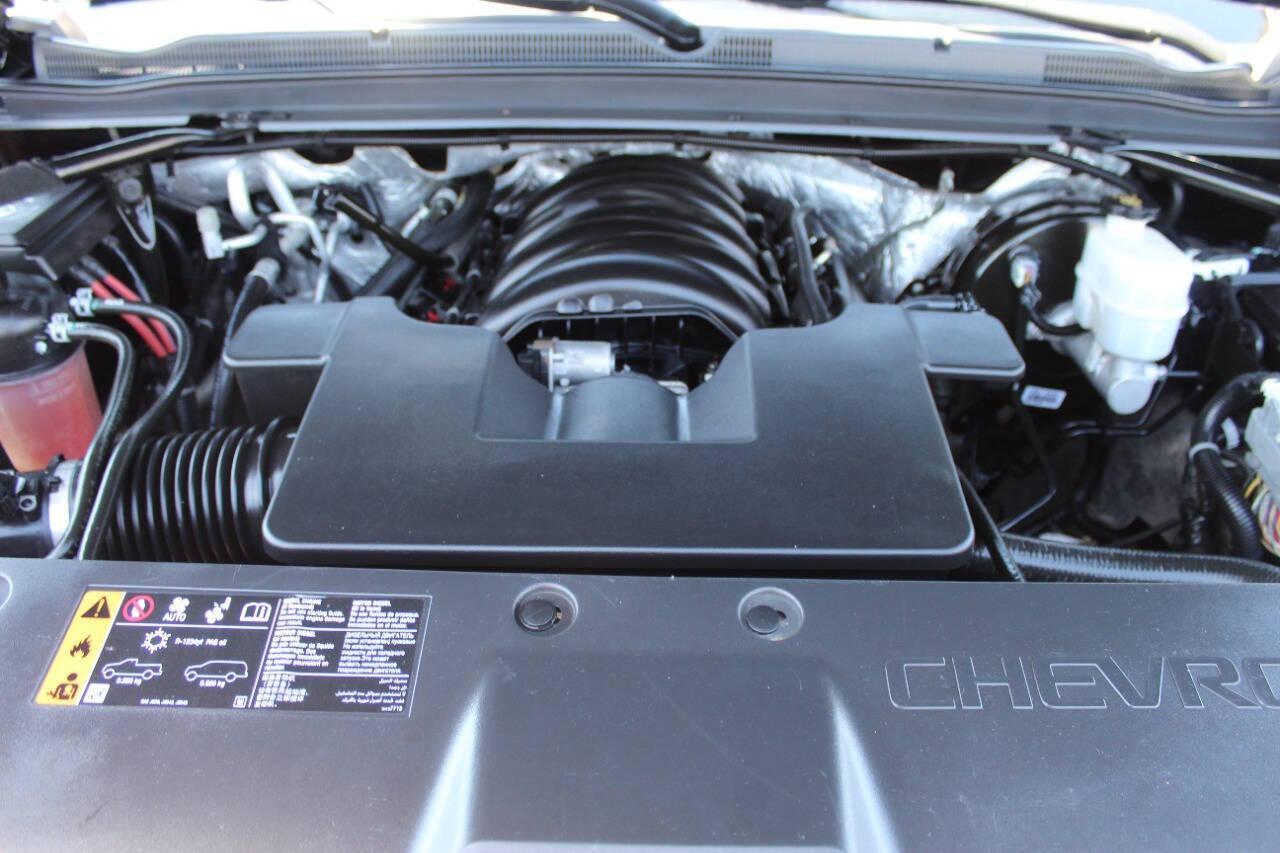 2018 Black Chevrolet Suburban LT 4WD (1GNSKHKC5JR) with an 5.3L V8 OHV 16V engine, 6A transmission, located at 4301 NW 39th , Oklahoma City, OK, 73112, (405) 949-5600, 35.512135, -97.598671 - NO DRIVERS LICENCE -NO FULL COVERAGE INSURANCE - NO CREDIT CHECK. COME ON OVER TO SUPERSPORTS, TAKE A LOOK AND TEST DRIVE. PLEASE GIVE US A CALL AT (405) 949-5600. NO LICENCIA DE CONDUCIR - NO SEGURO DE COBERTURA TOTAL - NO VERIFICACION DE CREDITO. VISITENOS EN SUPERSPORTS, MIRE NUESTRO - Photo#7