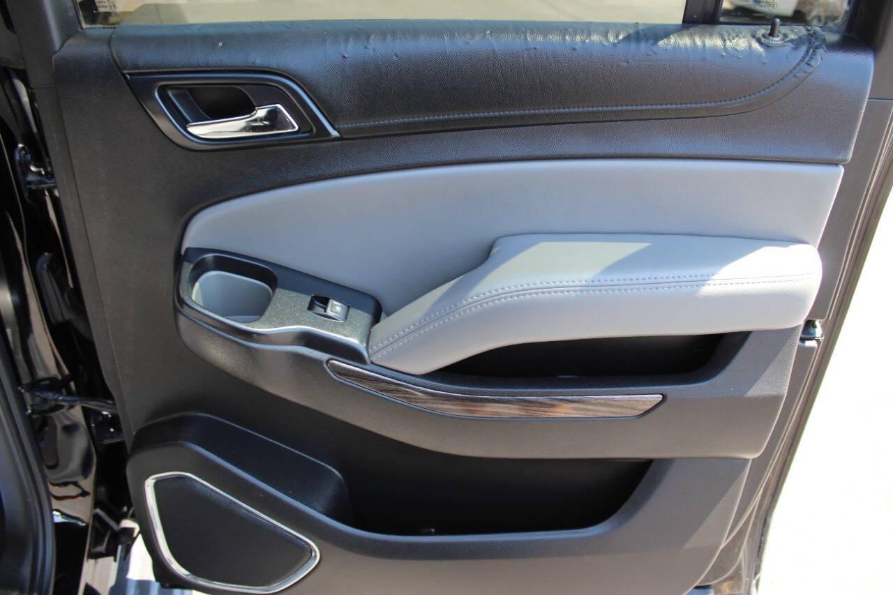 2018 Black Chevrolet Suburban LT 4WD (1GNSKHKC5JR) with an 5.3L V8 OHV 16V engine, 6A transmission, located at 4301 NW 39th , Oklahoma City, OK, 73112, (405) 949-5600, 35.512135, -97.598671 - NO DRIVERS LICENCE -NO FULL COVERAGE INSURANCE - NO CREDIT CHECK. COME ON OVER TO SUPERSPORTS, TAKE A LOOK AND TEST DRIVE. PLEASE GIVE US A CALL AT (405) 949-5600. NO LICENCIA DE CONDUCIR - NO SEGURO DE COBERTURA TOTAL - NO VERIFICACION DE CREDITO. VISITENOS EN SUPERSPORTS, MIRE NUESTRO - Photo#11