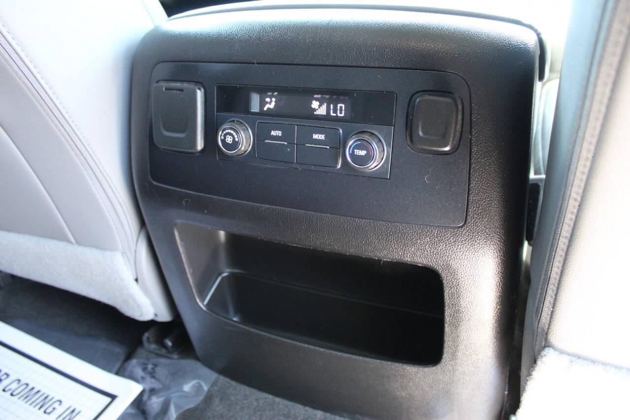 2018 Black Chevrolet Suburban LT 4WD (1GNSKHKC5JR) with an 5.3L V8 OHV 16V engine, 6A transmission, located at 4301 NW 39th , Oklahoma City, OK, 73112, (405) 949-5600, 35.512135, -97.598671 - NO DRIVERS LICENCE -NO FULL COVERAGE INSURANCE - NO CREDIT CHECK. COME ON OVER TO SUPERSPORTS, TAKE A LOOK AND TEST DRIVE. PLEASE GIVE US A CALL AT (405) 949-5600. NO LICENCIA DE CONDUCIR - NO SEGURO DE COBERTURA TOTAL - NO VERIFICACION DE CREDITO. VISITENOS EN SUPERSPORTS, MIRE NUESTRO - Photo#12