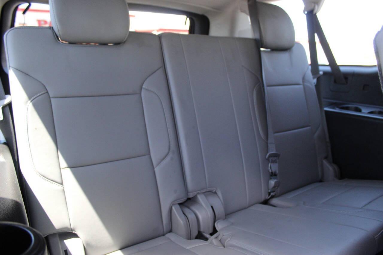 2018 Black Chevrolet Suburban LT 4WD (1GNSKHKC5JR) with an 5.3L V8 OHV 16V engine, 6A transmission, located at 4301 NW 39th , Oklahoma City, OK, 73112, (405) 949-5600, 35.512135, -97.598671 - NO DRIVERS LICENCE -NO FULL COVERAGE INSURANCE - NO CREDIT CHECK. COME ON OVER TO SUPERSPORTS, TAKE A LOOK AND TEST DRIVE. PLEASE GIVE US A CALL AT (405) 949-5600. NO LICENCIA DE CONDUCIR - NO SEGURO DE COBERTURA TOTAL - NO VERIFICACION DE CREDITO. VISITENOS EN SUPERSPORTS, MIRE NUESTRO - Photo#13